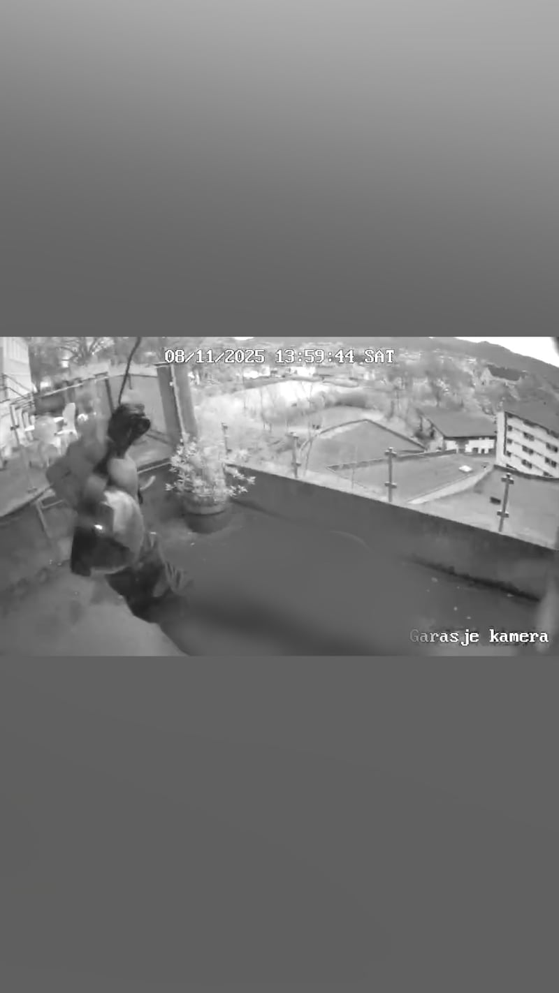 Havnet i basketak med mistenkt tyv: – Var ikke så lurt