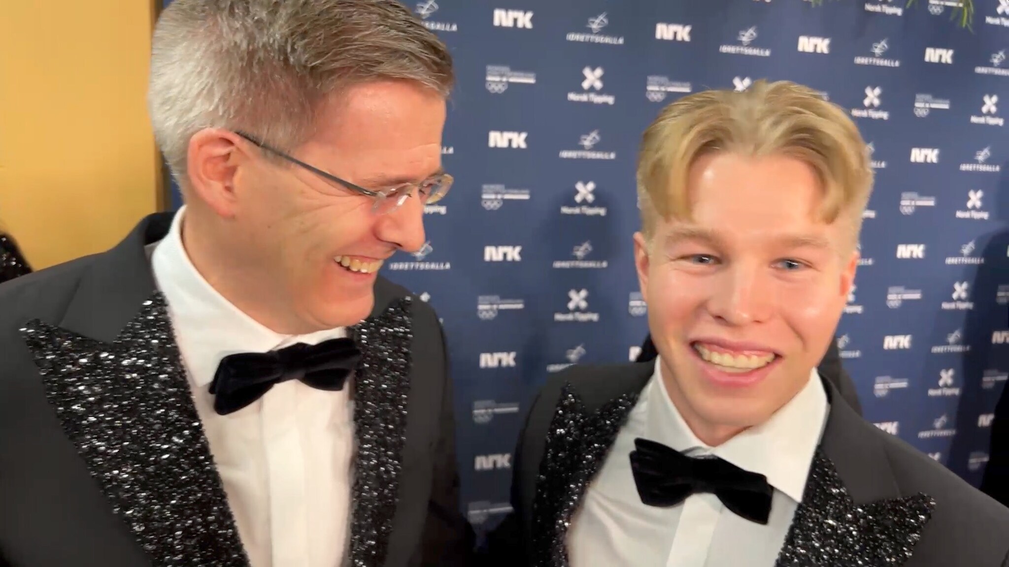 Rooth og pappa i matchende antrekk: - Litt ukomfortabel