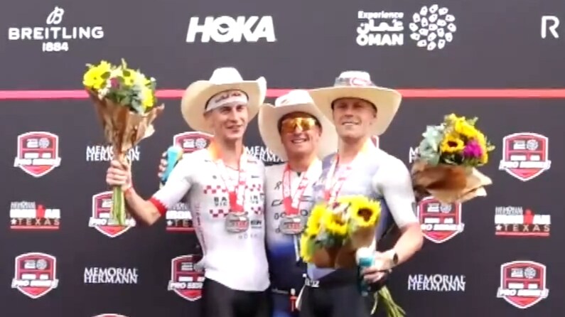 Se jubelscenene: Spruter champagne