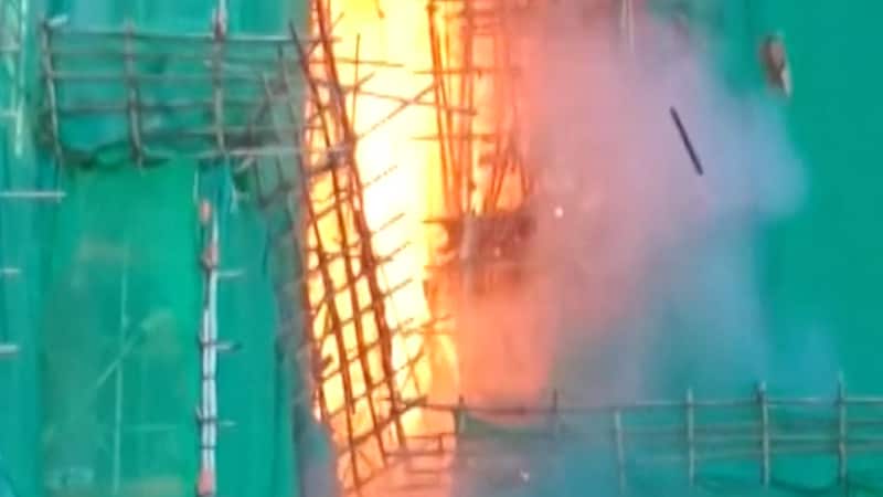 Tre pågrepet etter døds­brannen: Her er teoriene