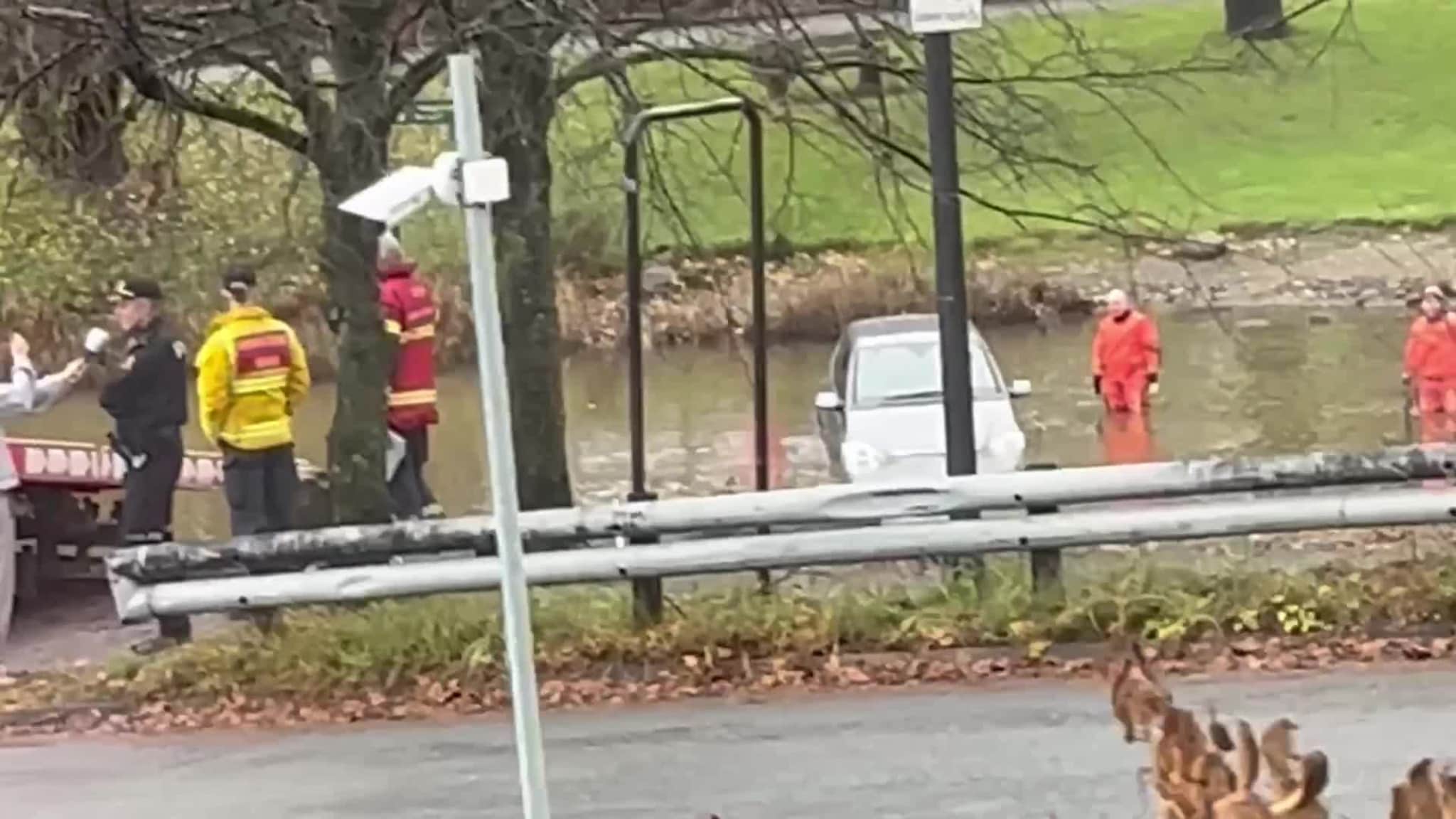 Nettavisen: Bil trillet i elv ved Sandvika stasjon: Fører uskadd