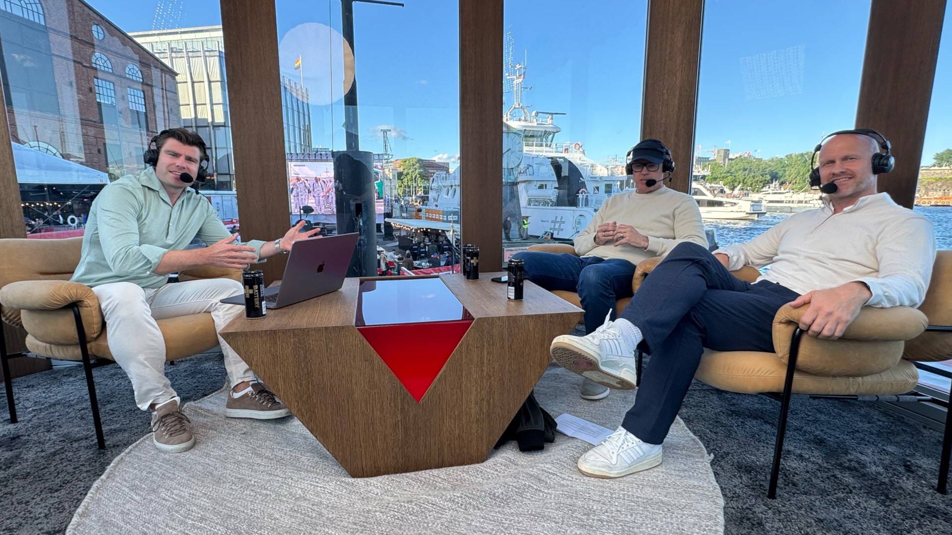 SE NÅ: Utvisning i åpningskampen - reaksjoner med 