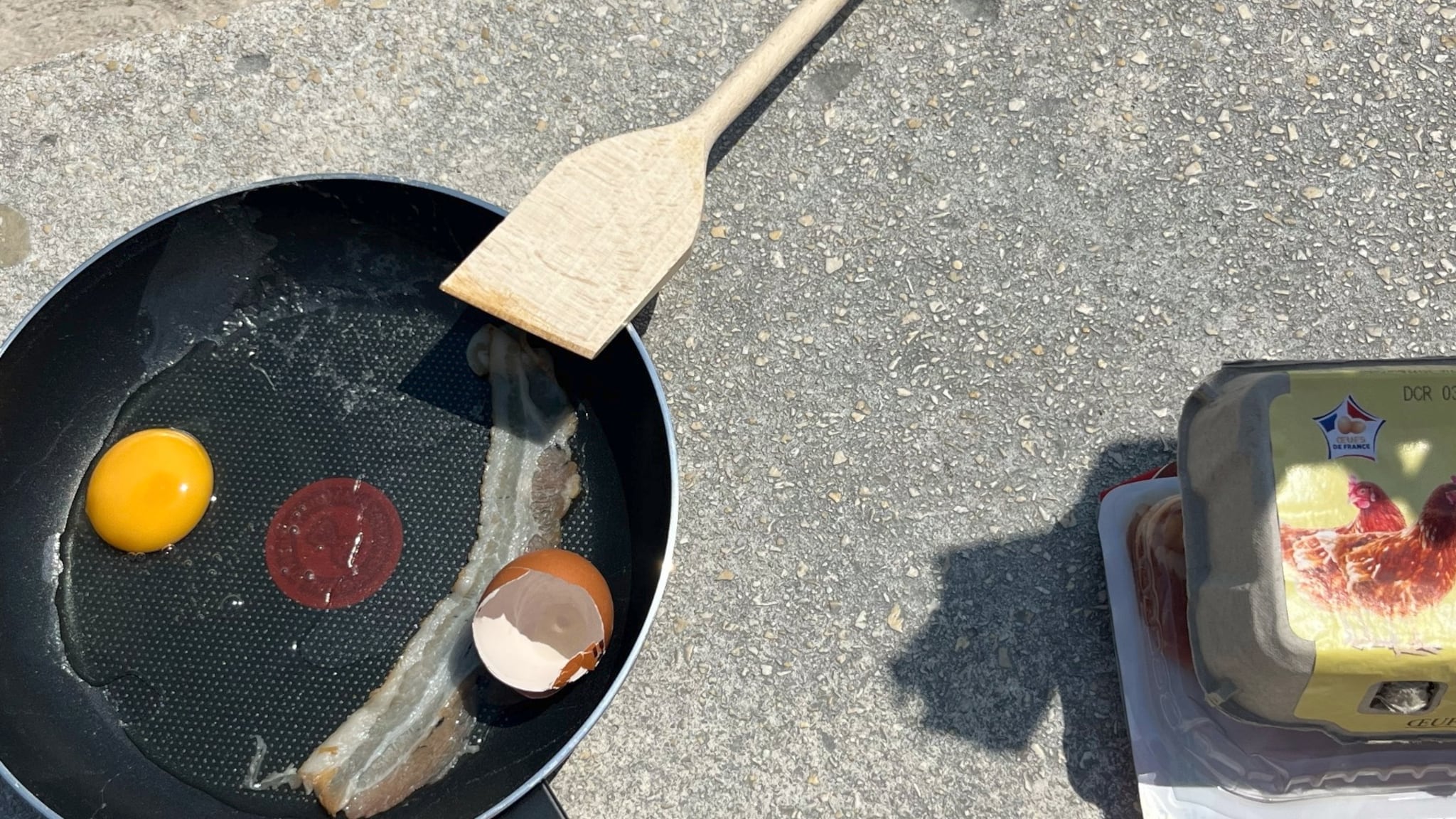 Steker egg og bacon i sola: – Ikke like lett