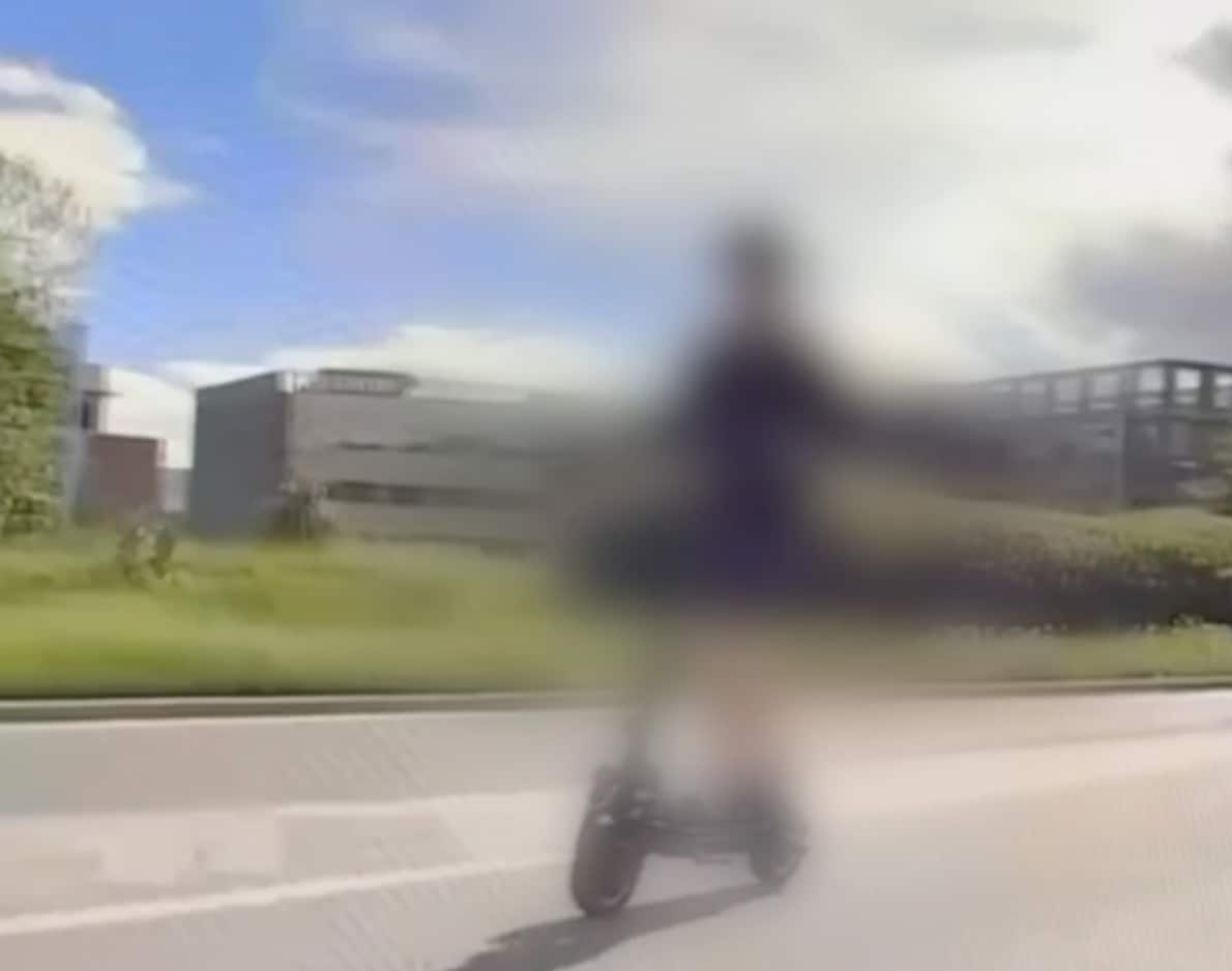 Filmer sparkesykkel i over 60 km/t