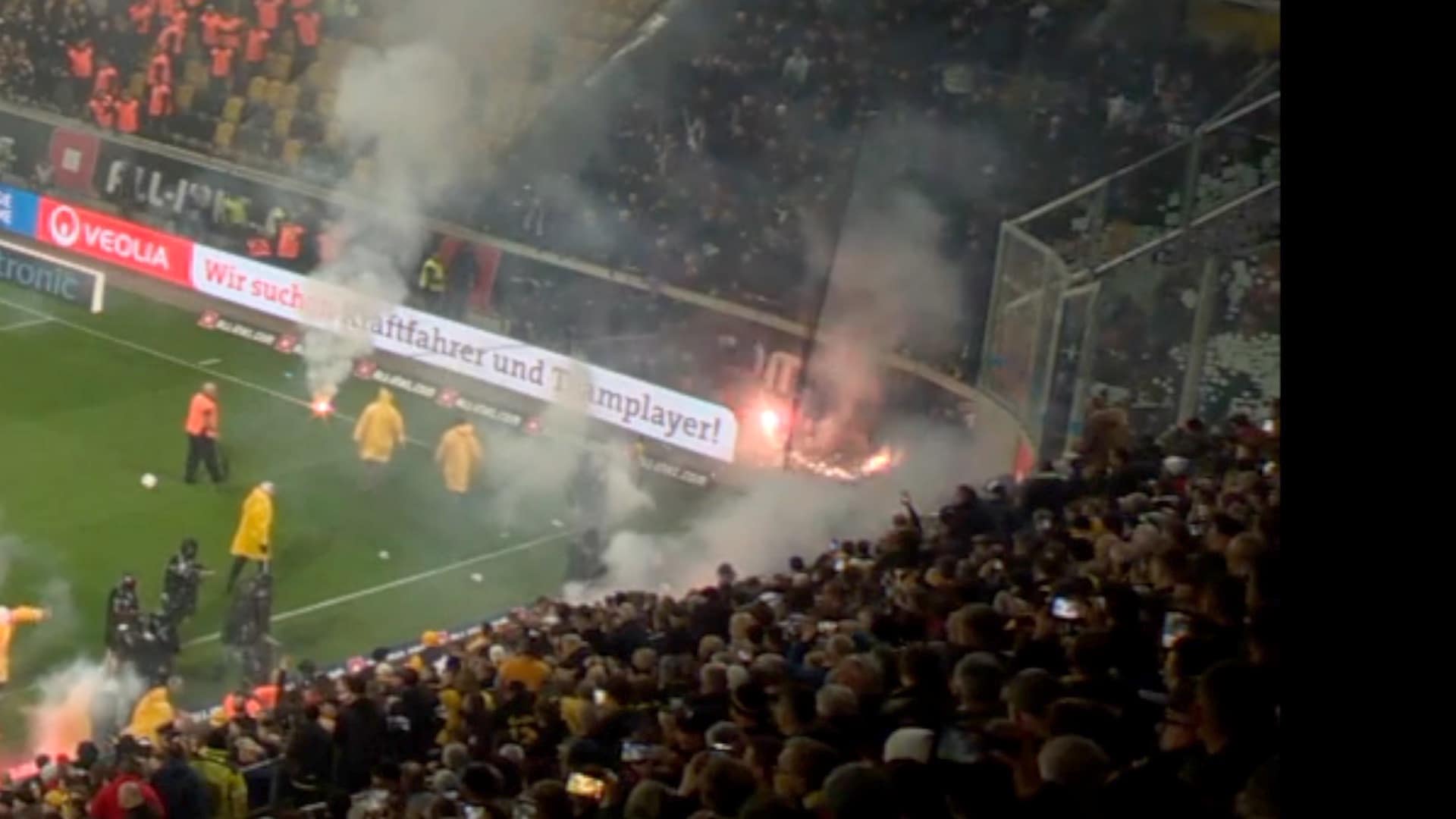 Skandalescener fra Tyskland: Her barker de sammen