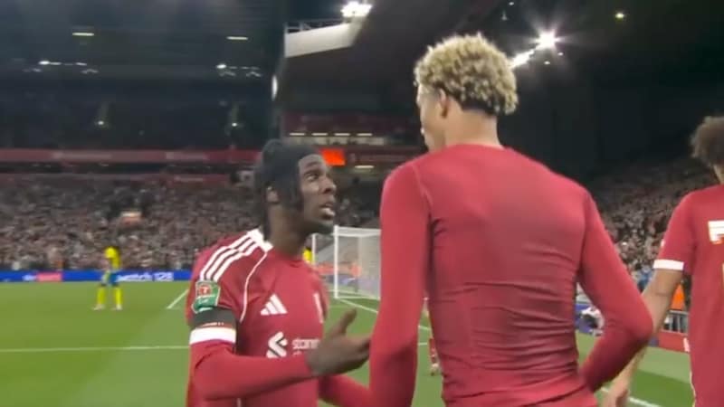 Slaktes for rødt kort: – Det er helt latterlig