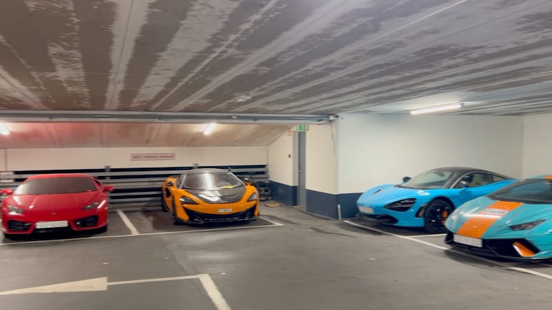 ここには何百万ドルもの車が並んでいる