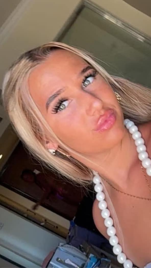 Chloe (16) knivstukket