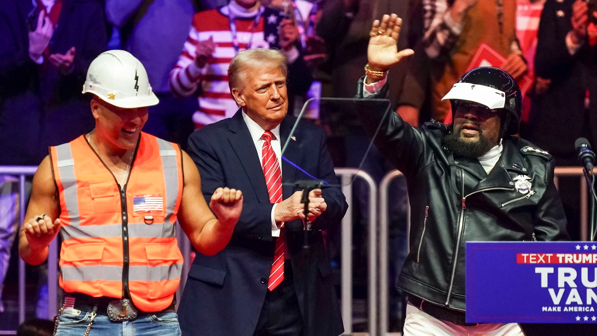 Forsvarer opptreden med Trump