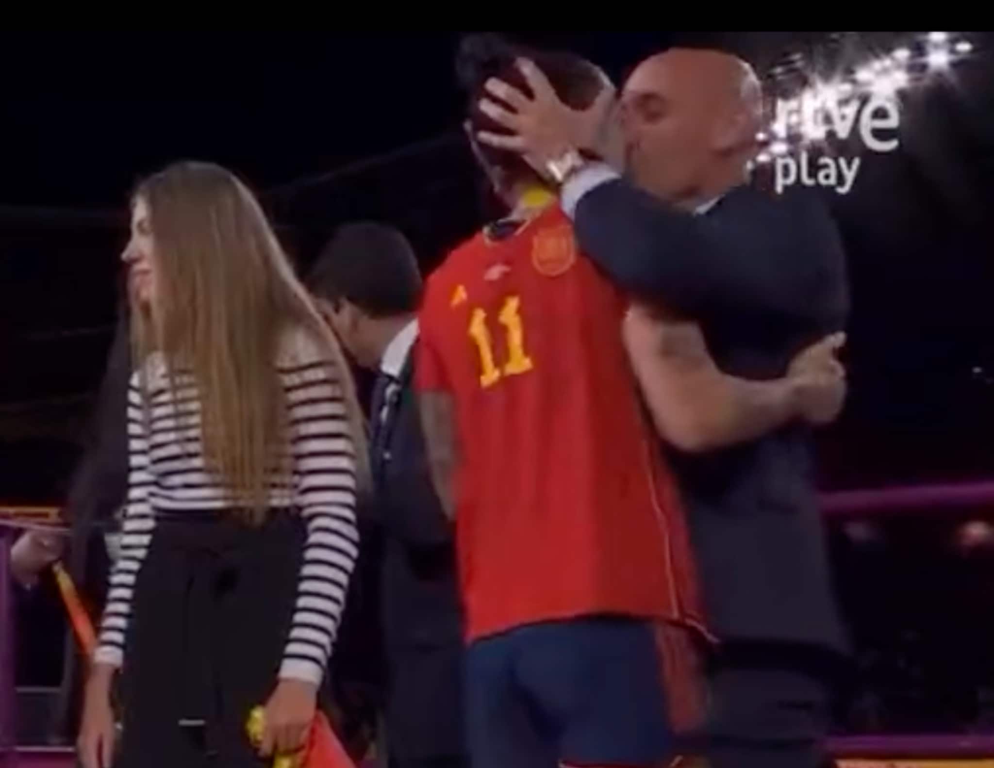 Rubiales utgir bok: Hevder konspirasjon etter kysseskandalen