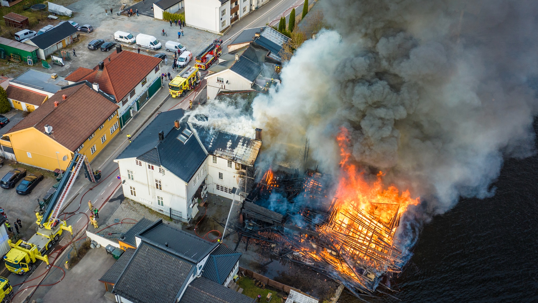 Brann i flere bygg i Drammen: – Full overtenning