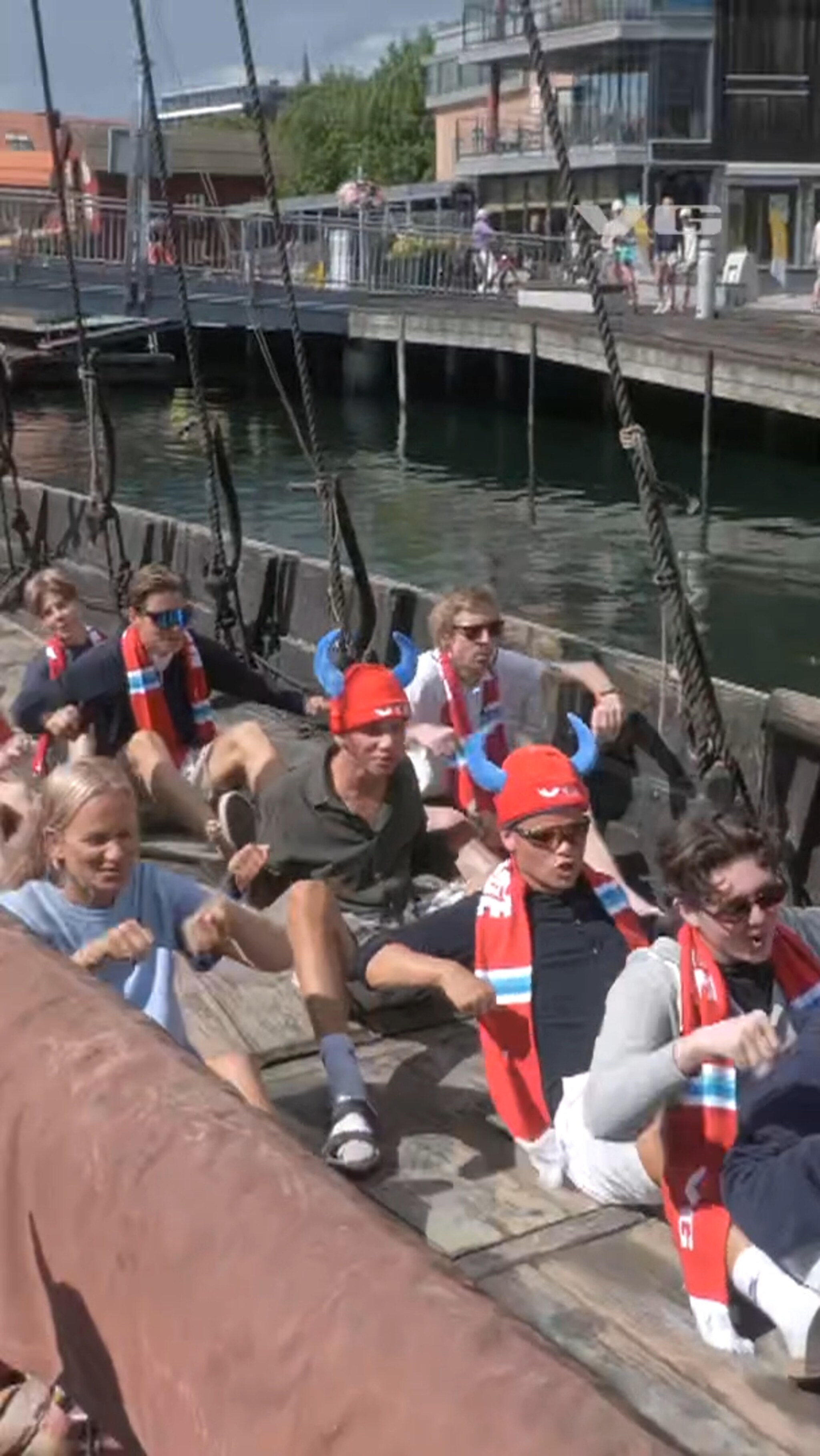Rodde i vikingskip i Tønsberg