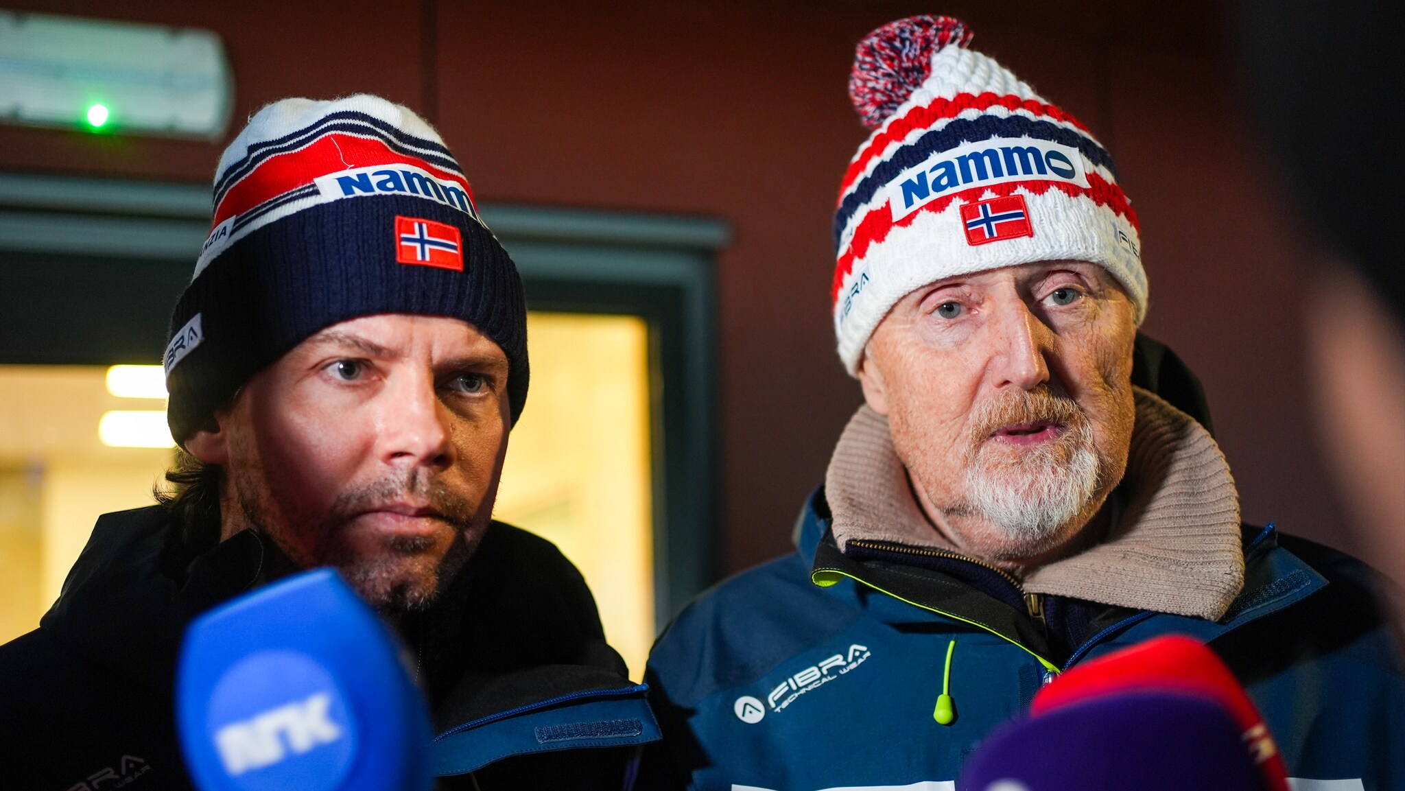 SE: Hopplandslaget møter pressen etter dresskandalen