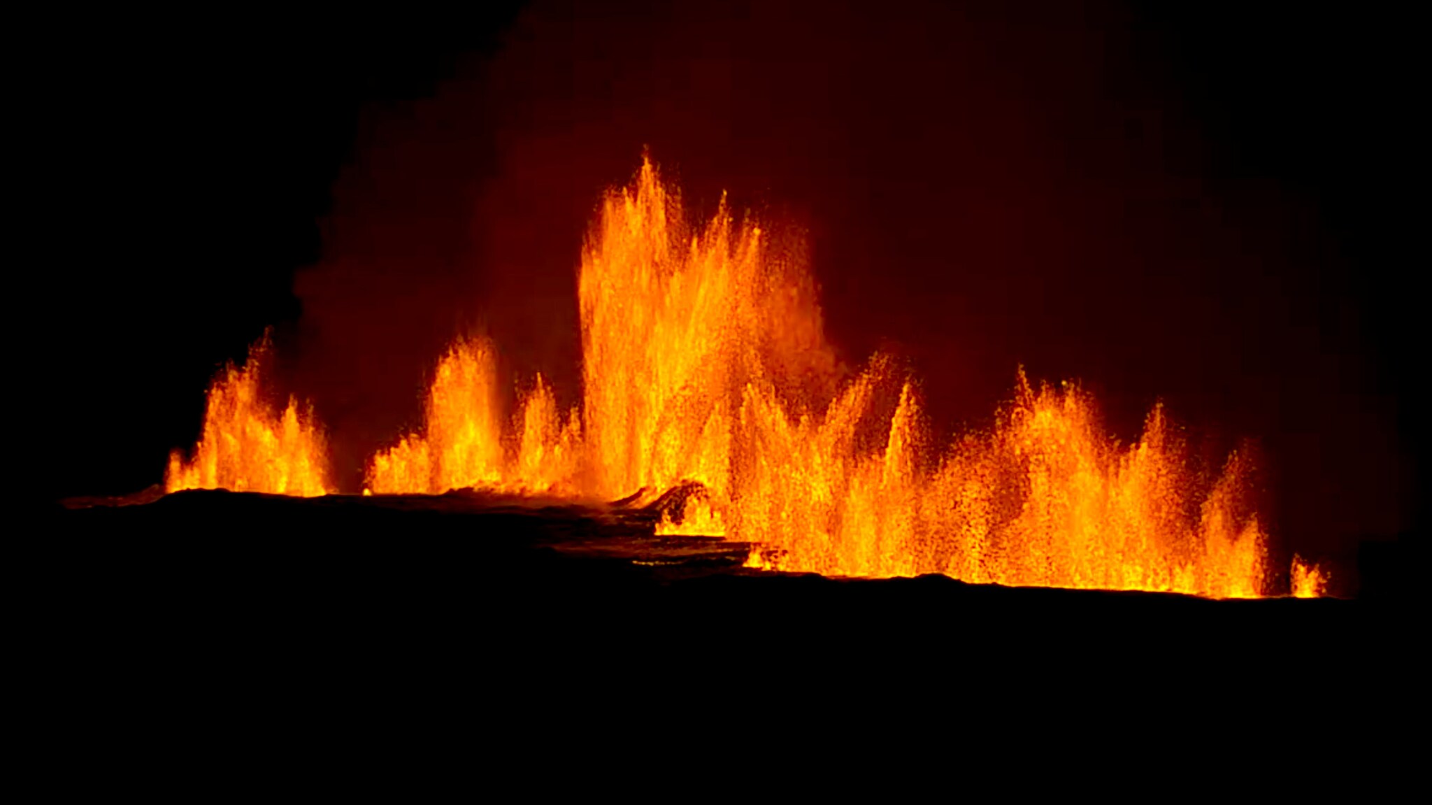 Eruzione del vulcano in Islanda dopo un forte terremoto nella penisola di Reykjanes
