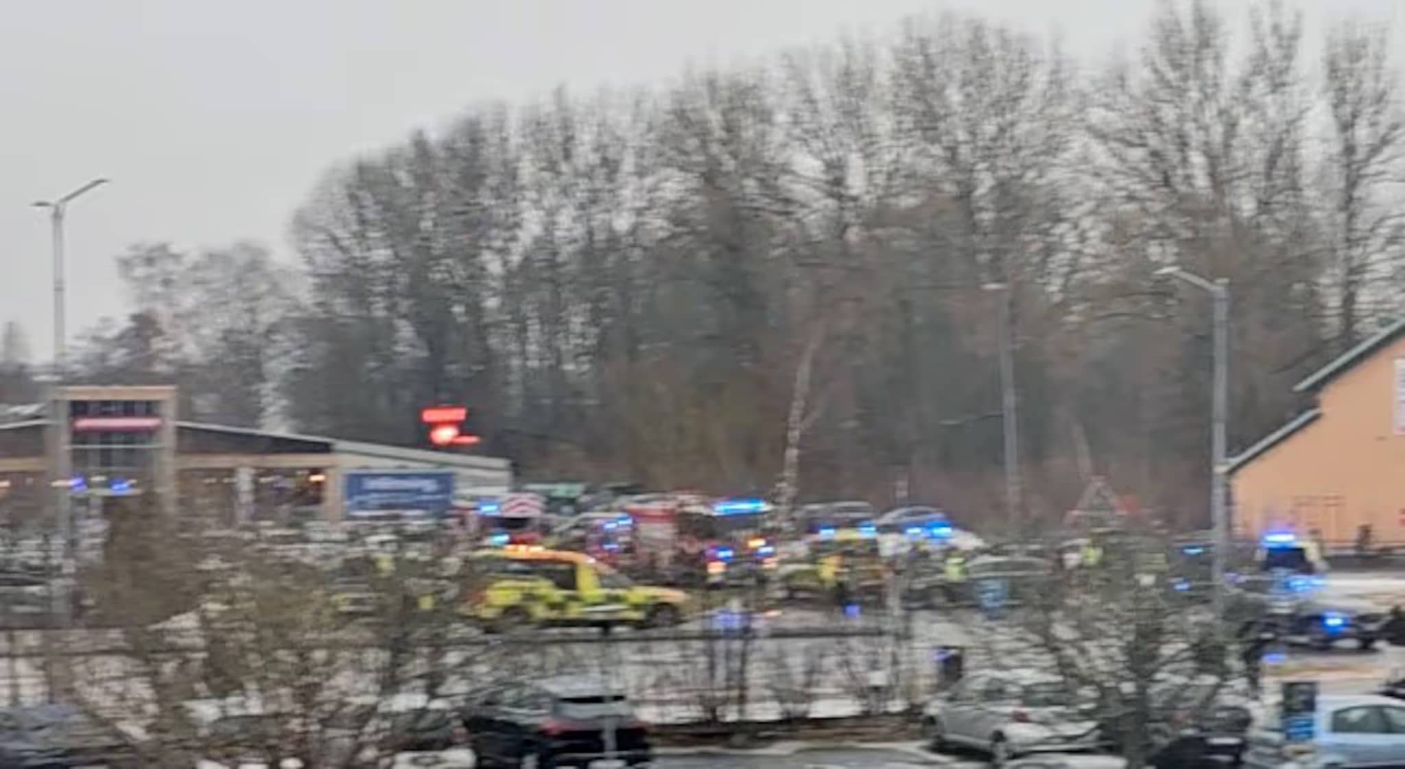 Stort politioppbud ved skole i Sverige etter voldshendelse