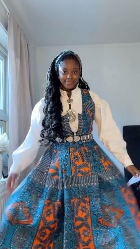 Har gått viralt med festdrakt