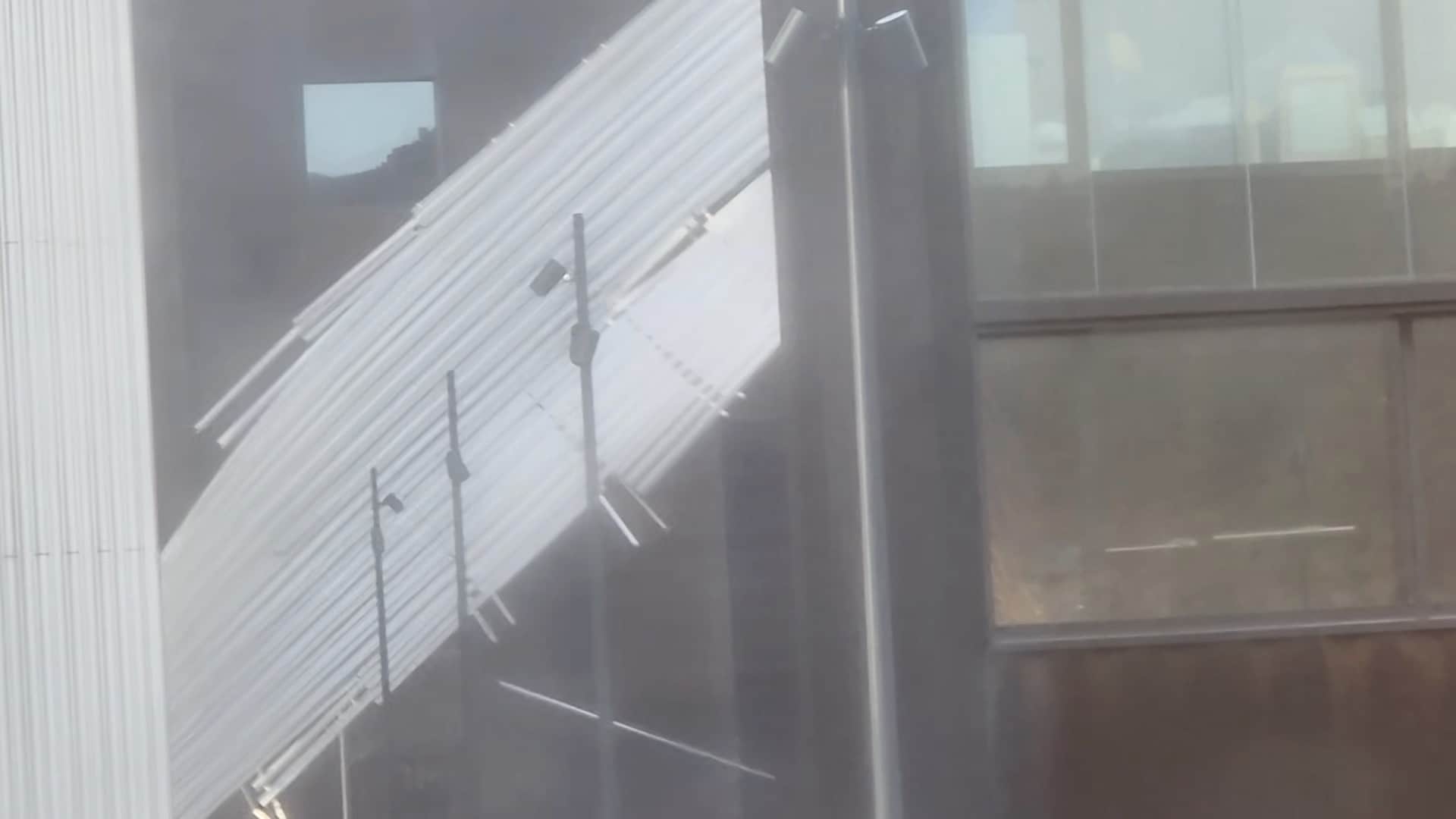 Her blåser veggen av