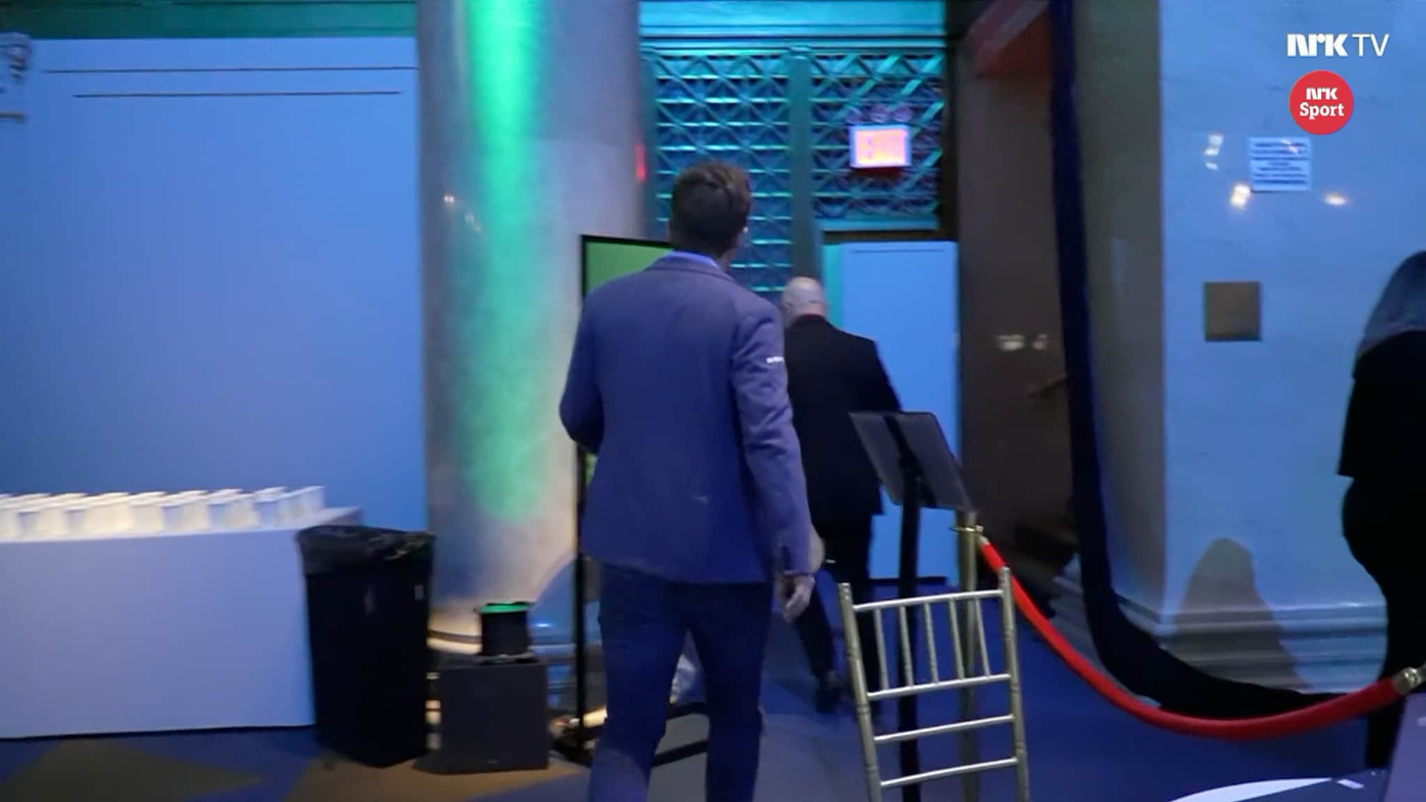 Her blir Magnus Carlsen kalt inn på dommerkontoret