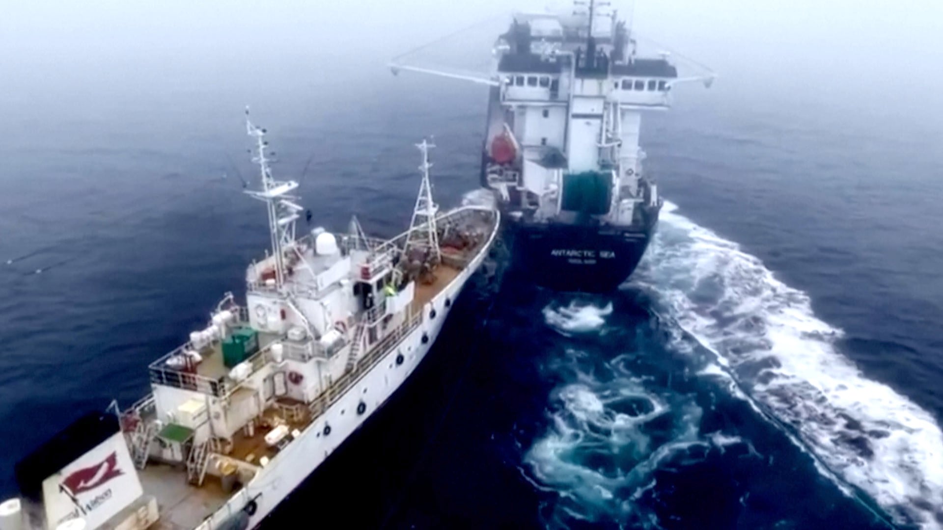 Her krasjer aktivister inn i norsk skip