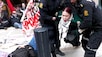 Politiet fjernet aktivister som sperret inngangene til Norges Bank