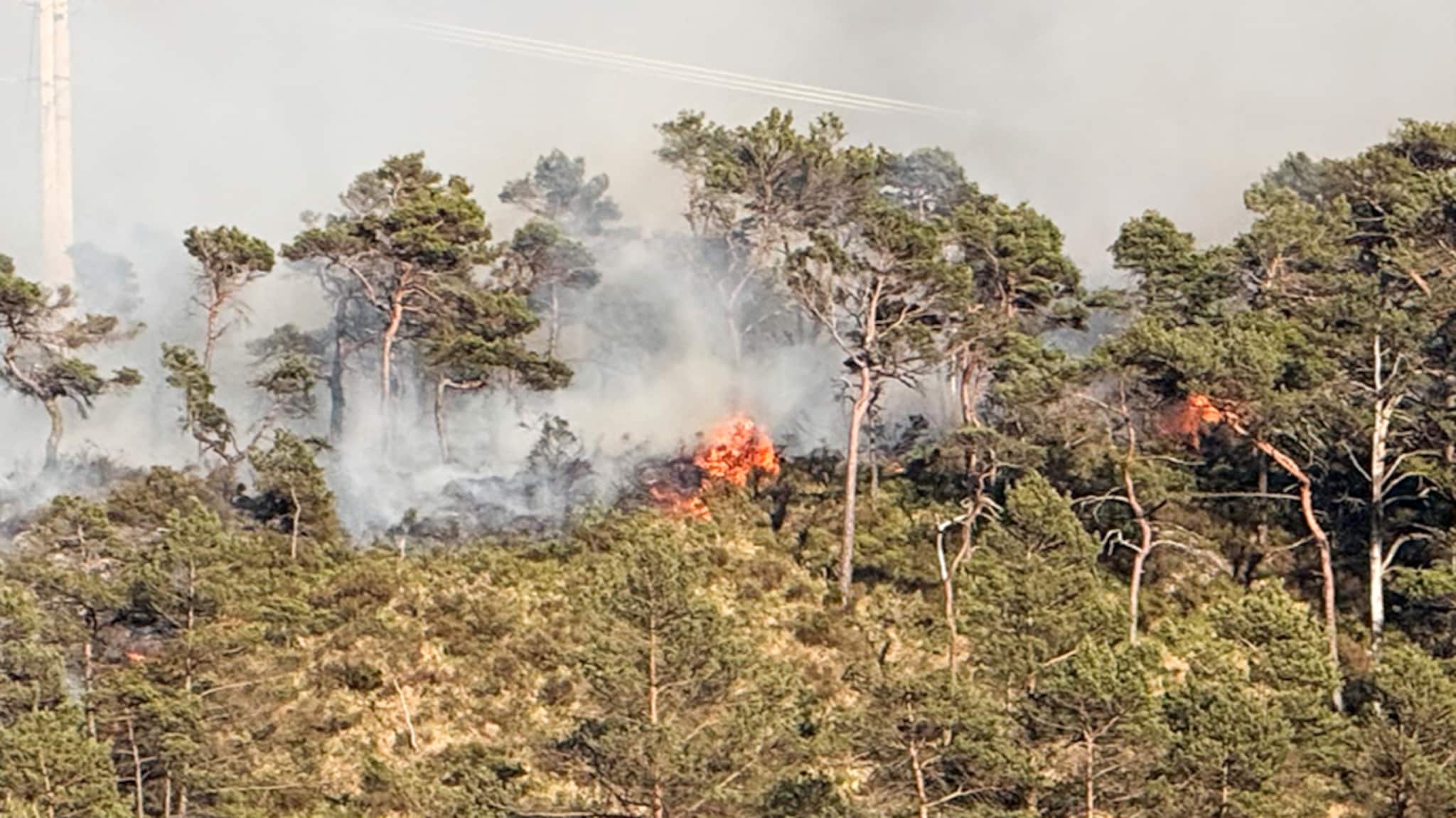 Brannen på Bømlo blusser opp igjen onsdag morgen