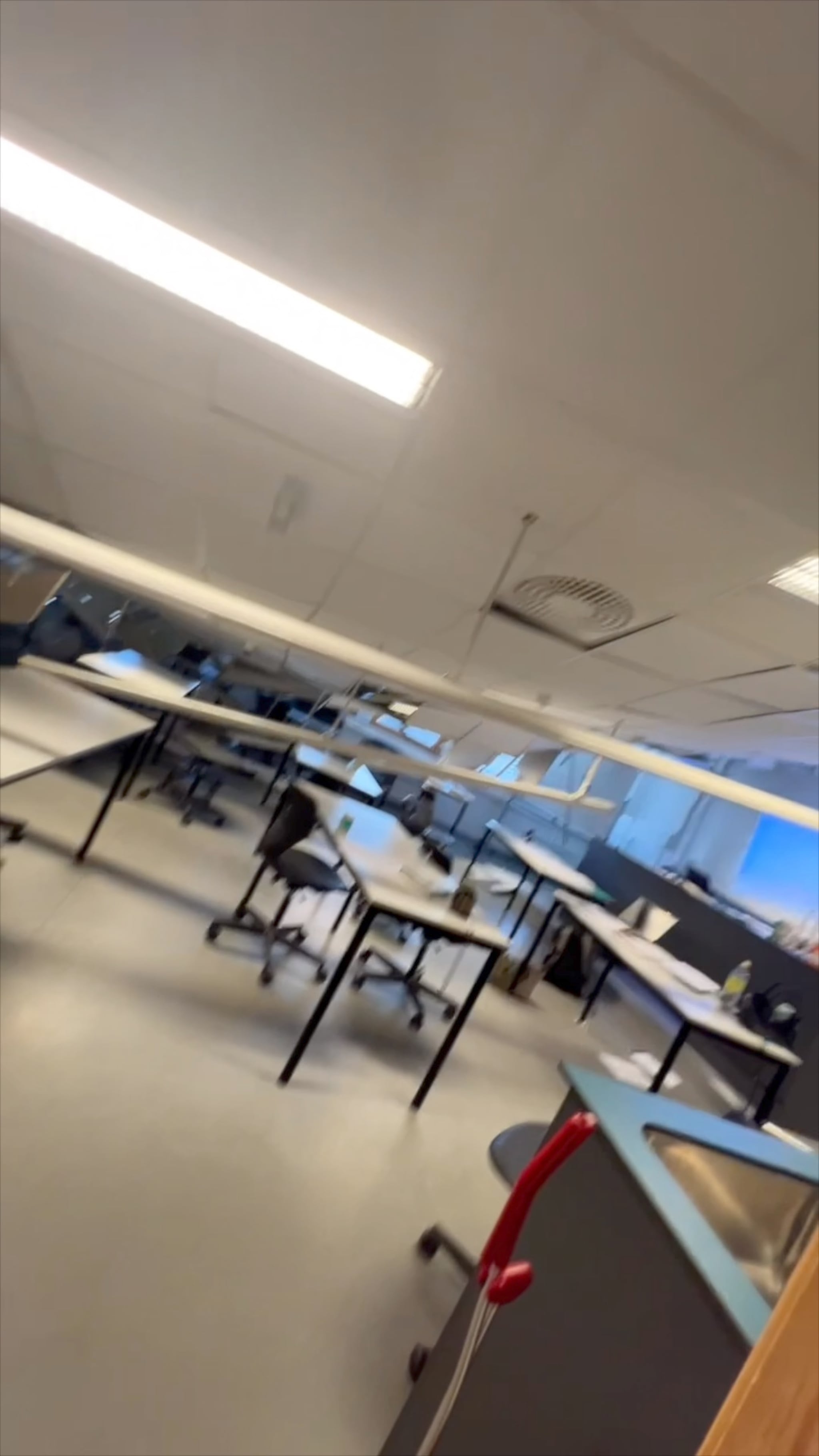 Tak kollapset på Hellerud videregående skole: Ingen personskader, skole evakuert