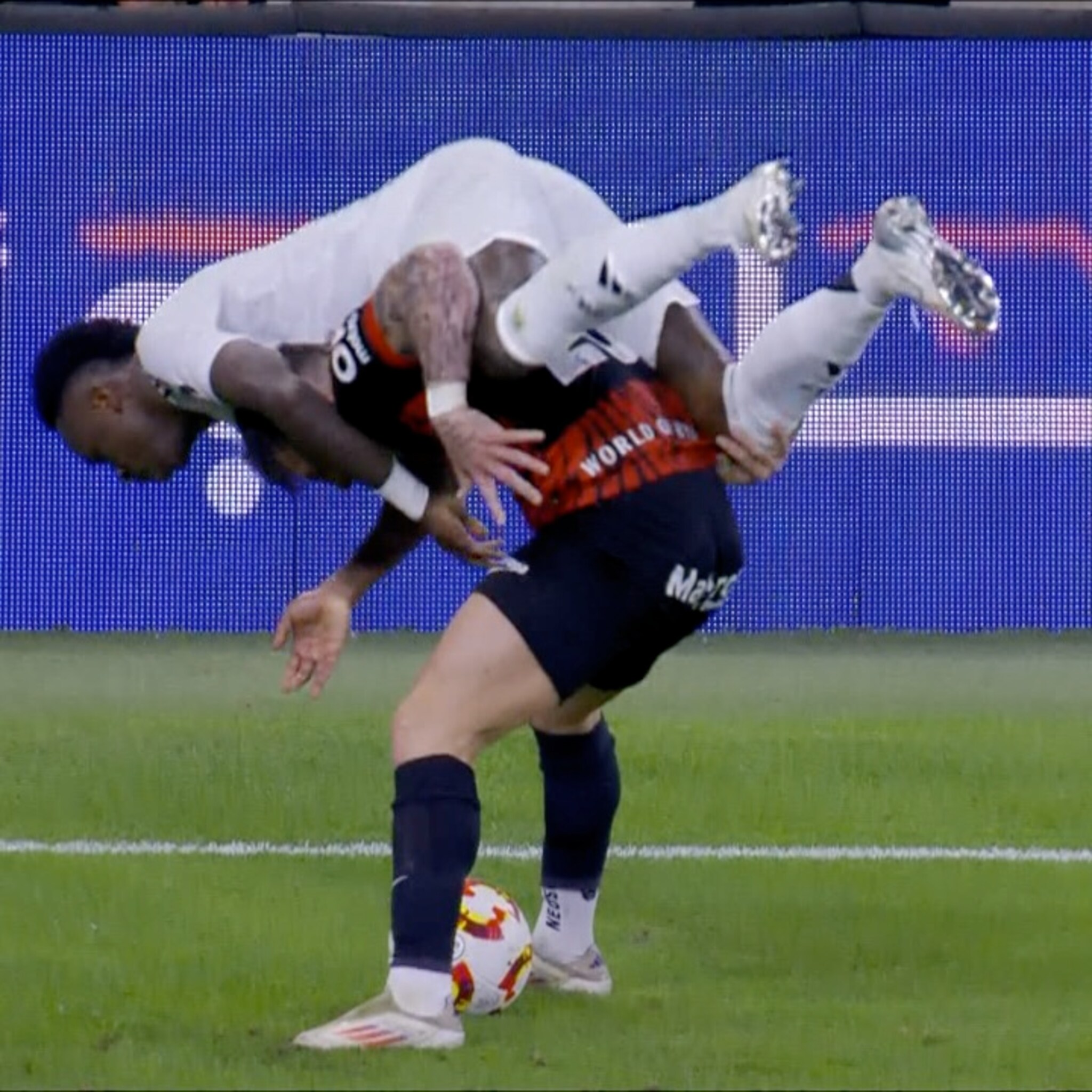 Komisk duell mellom Vinicius og Maffeo