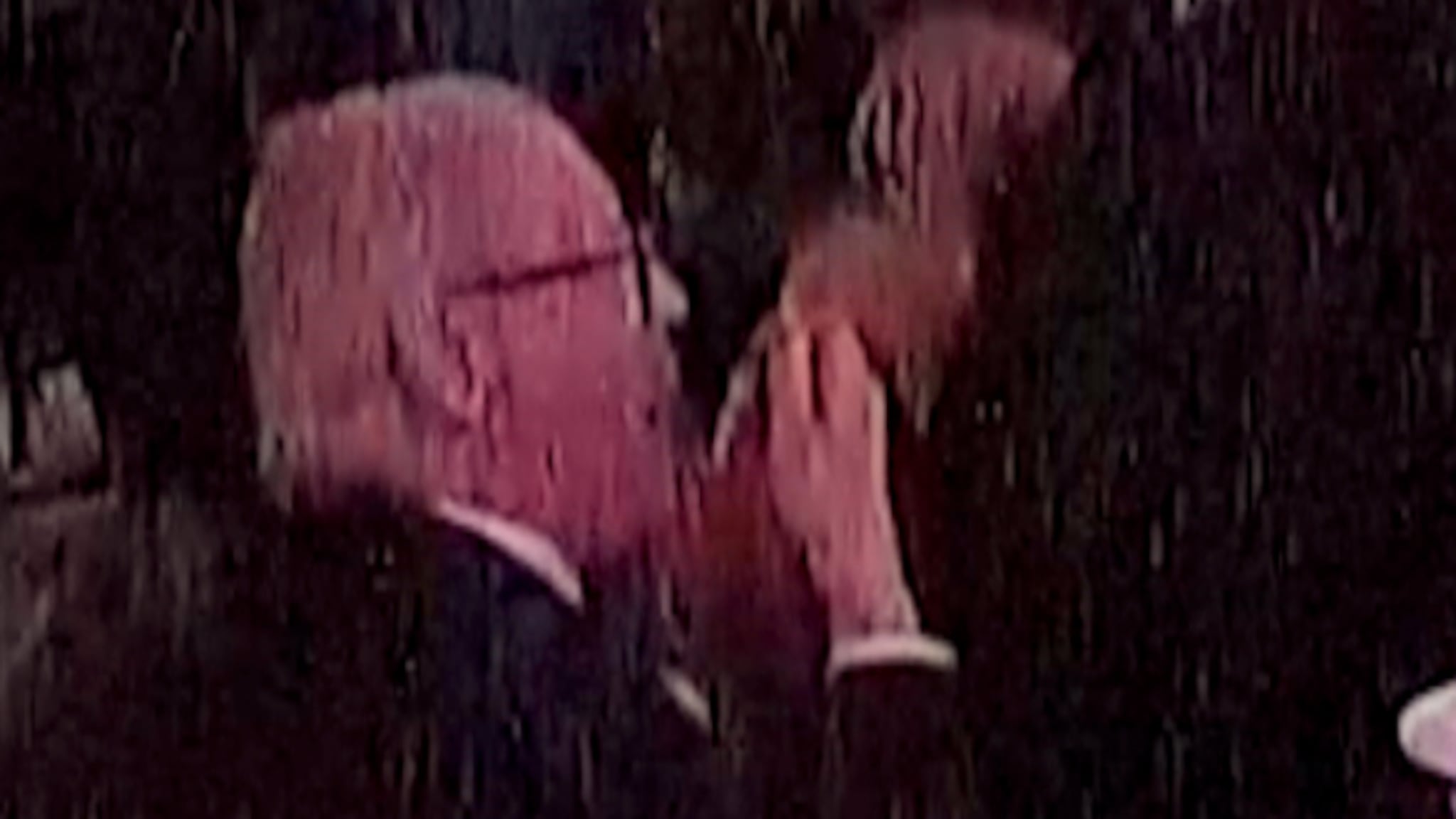 Spiser salat under skytedrama: - Ville se på