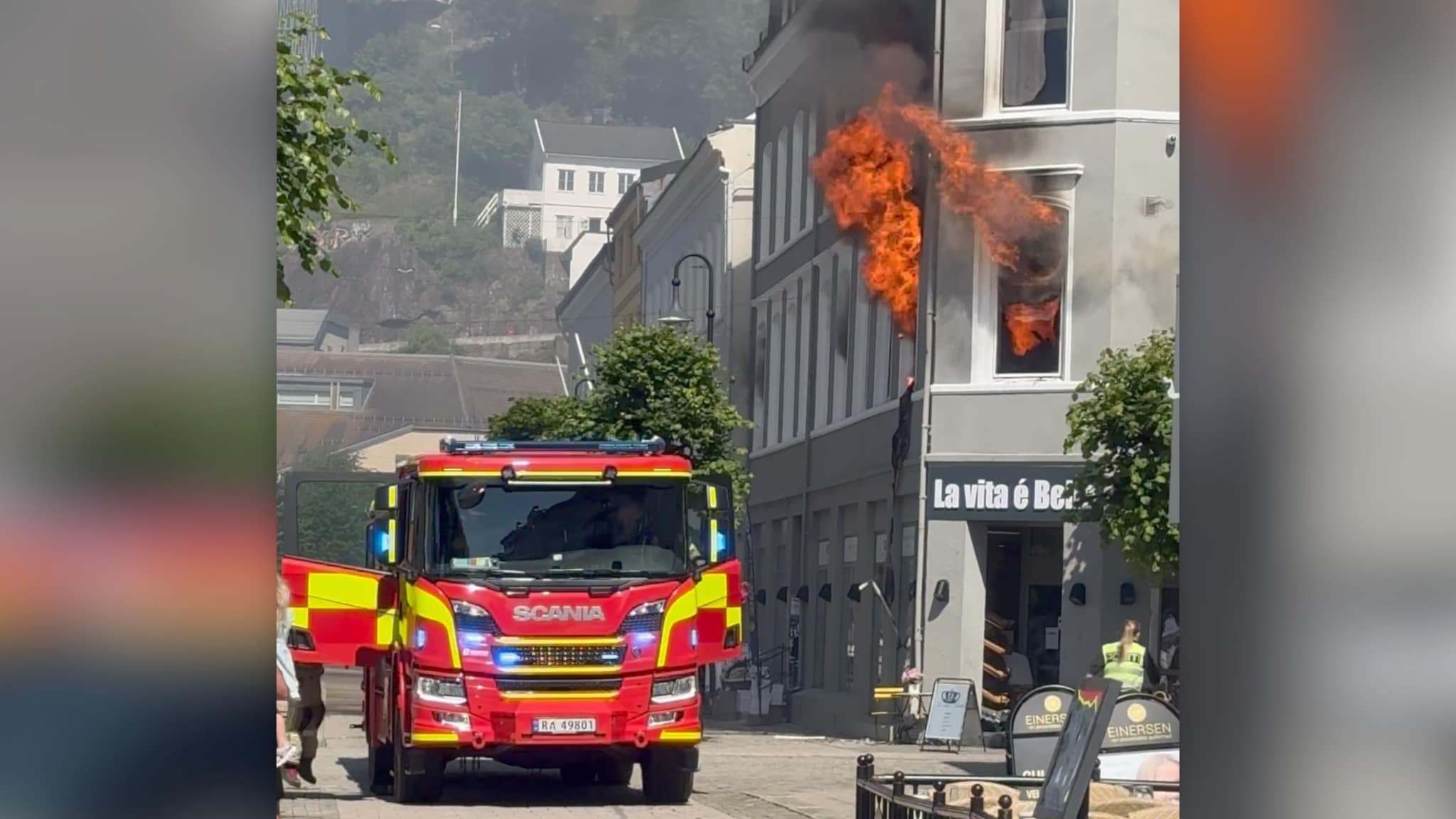 Kraftig brann i kontorbygg i Arendal sentrum