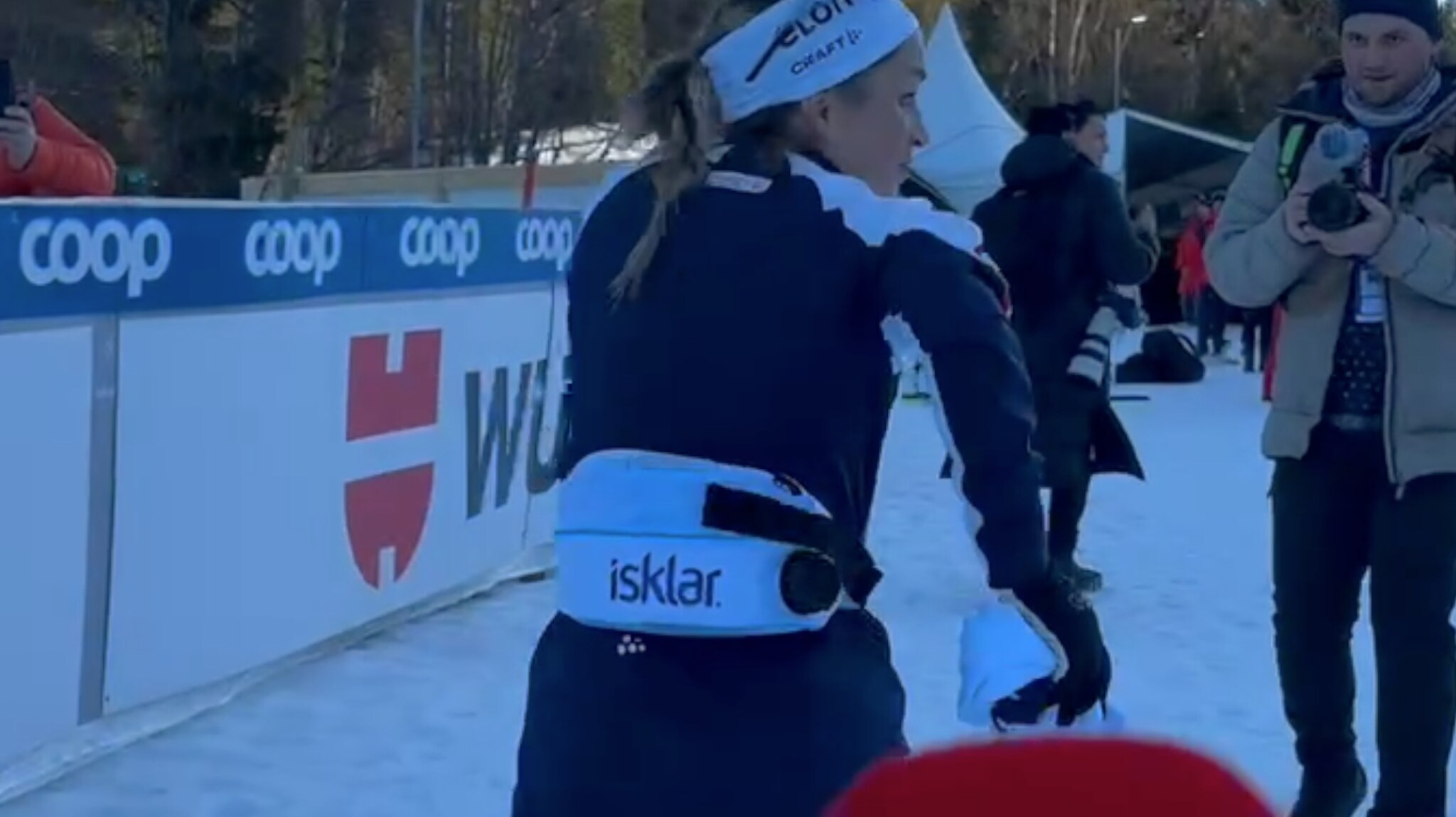 Her løper Johaug fra pressen