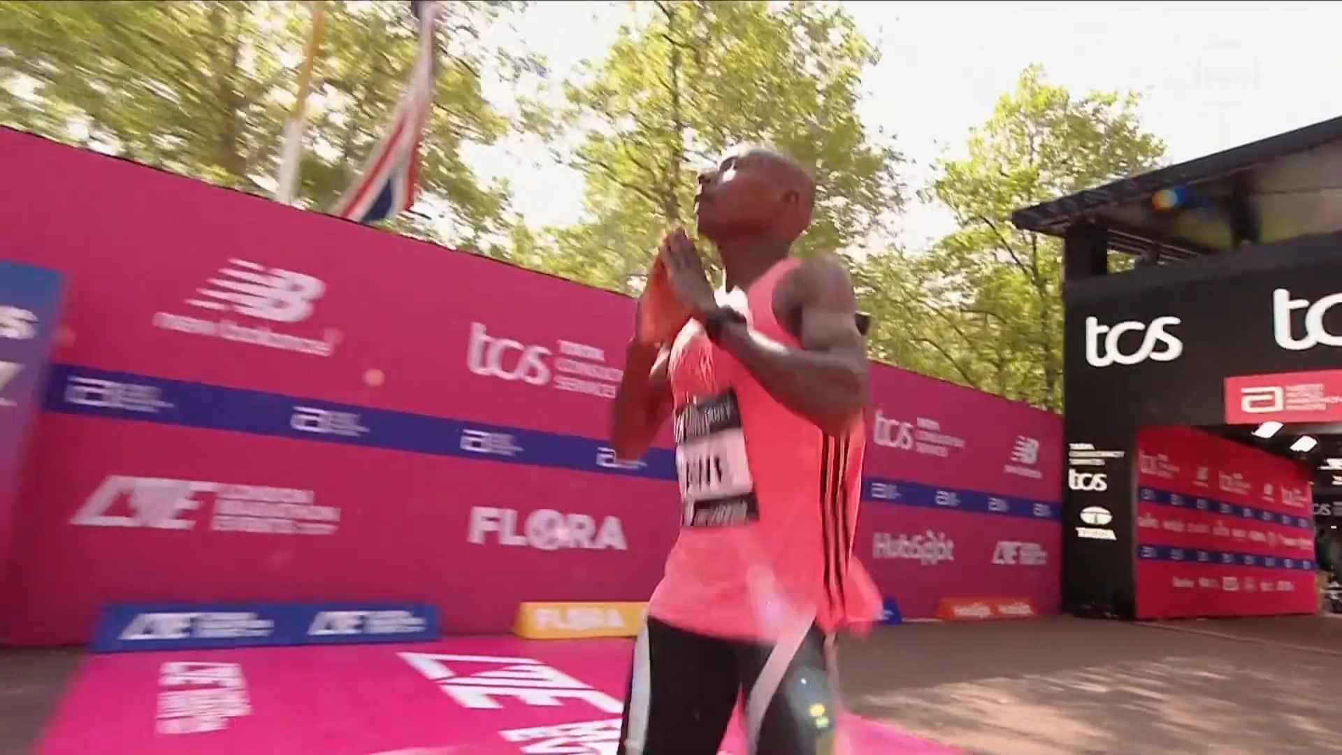 Her setter han verdensrekord: – Hva i alle dager?!