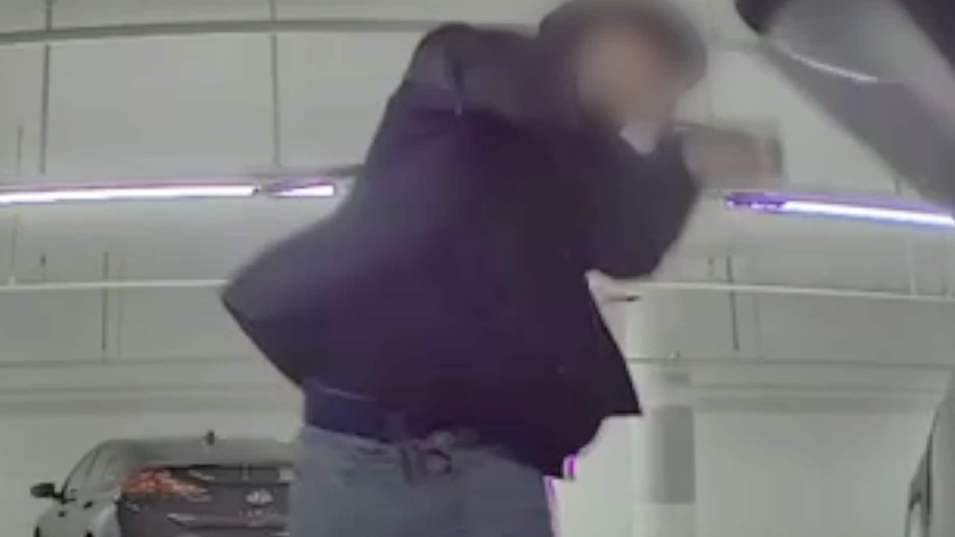 Her smadrer tyven bilruten på Teslaen
