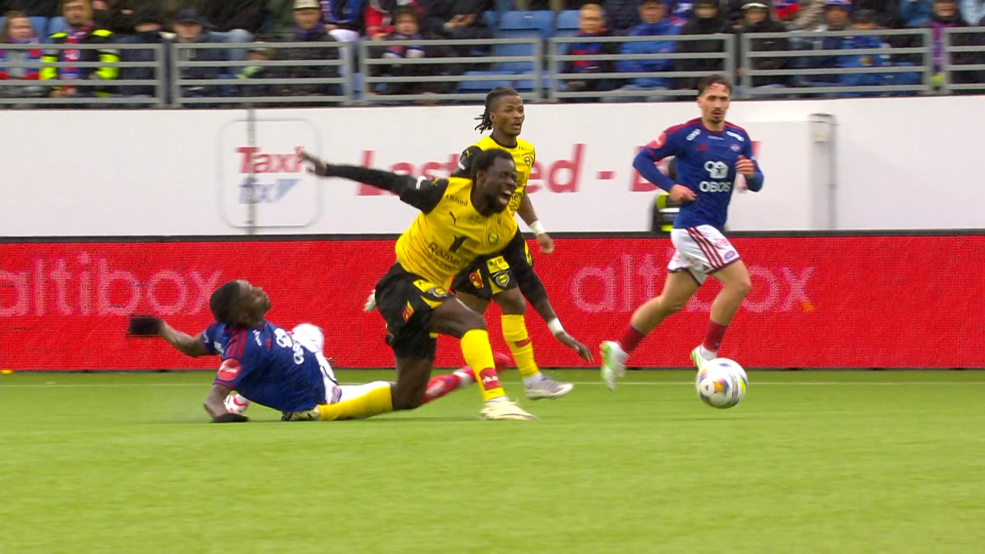 Sjekkes for beinbrudd etter stygg takling