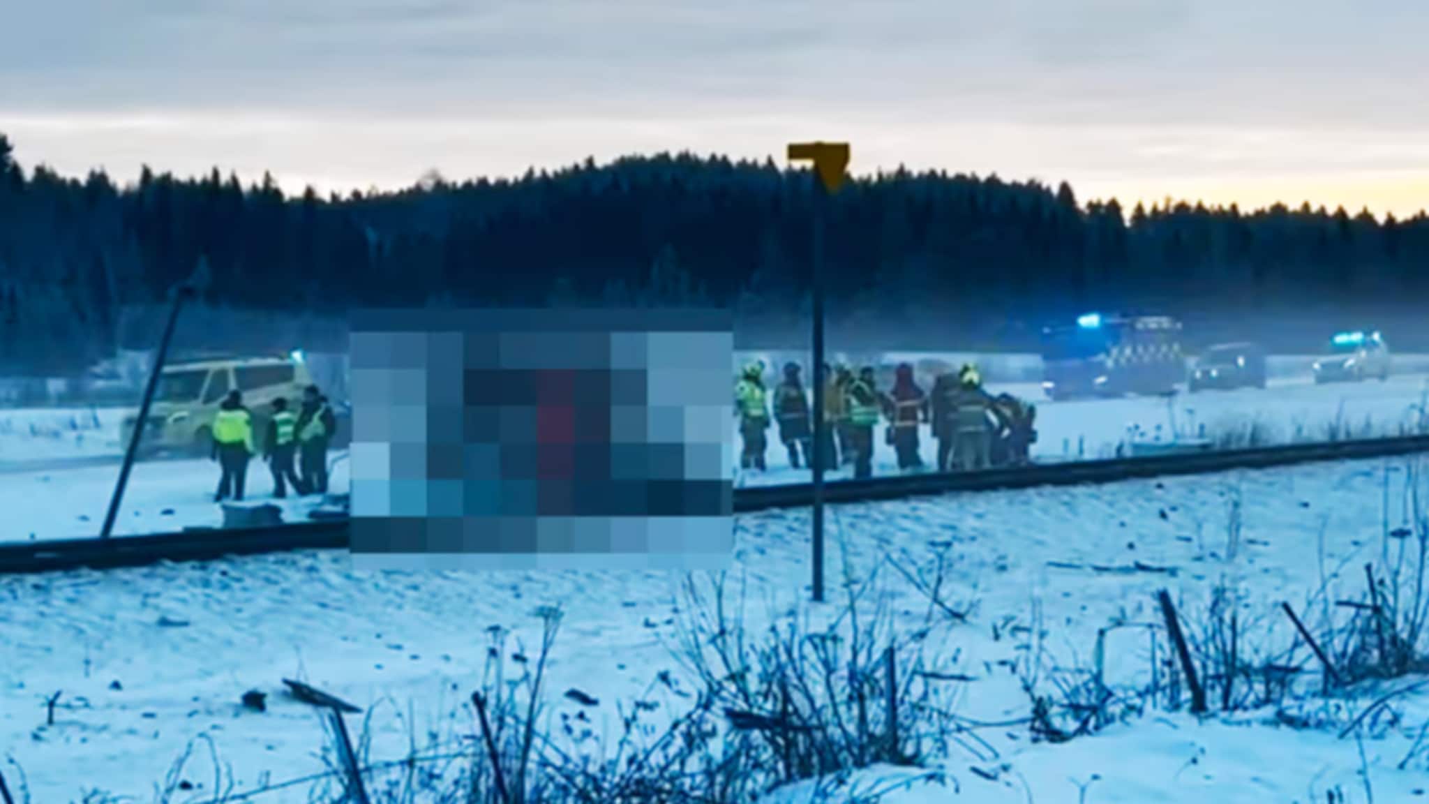 Semitrailer påkjørt av tog