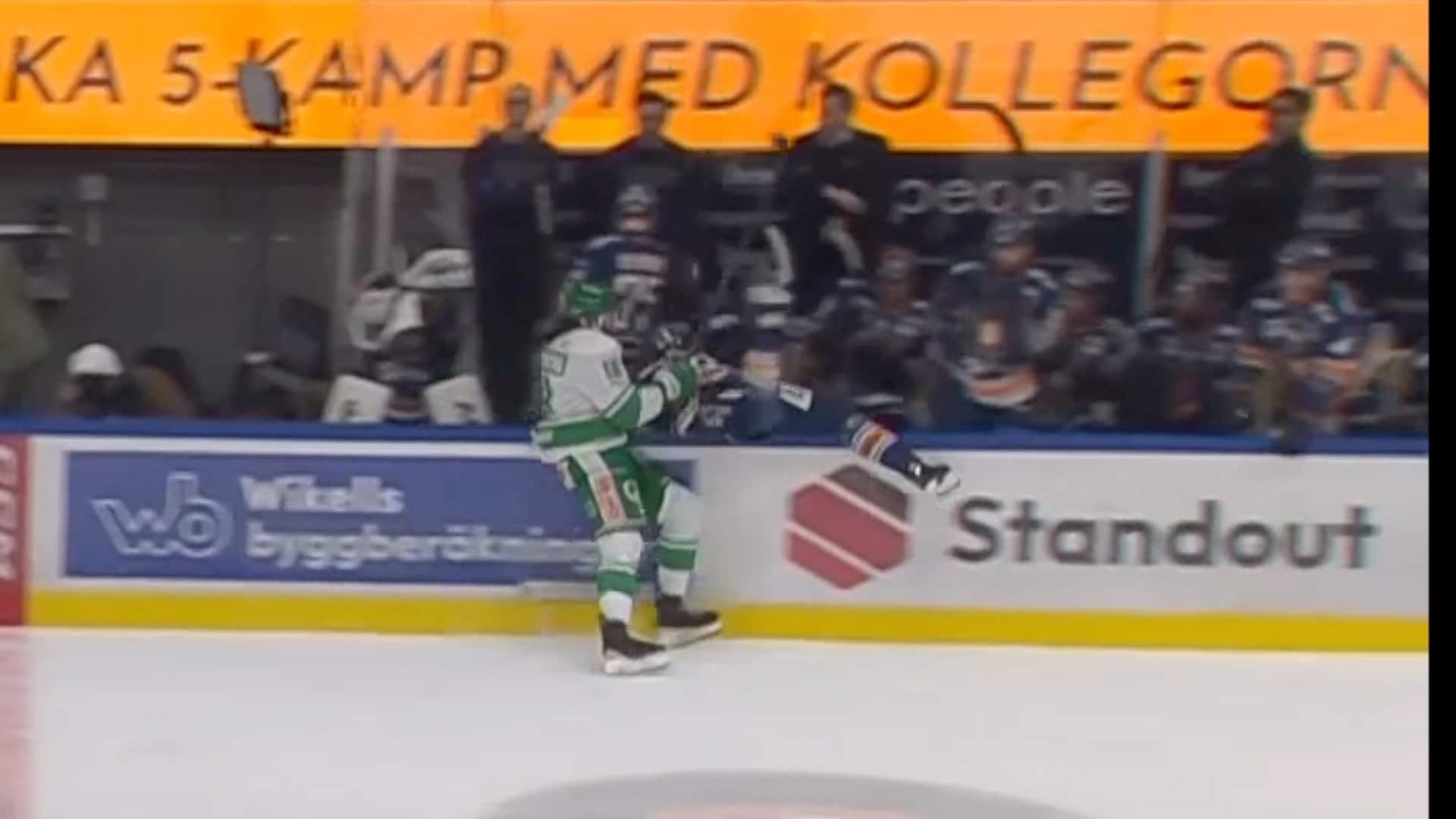 Blir taklet ut av banen