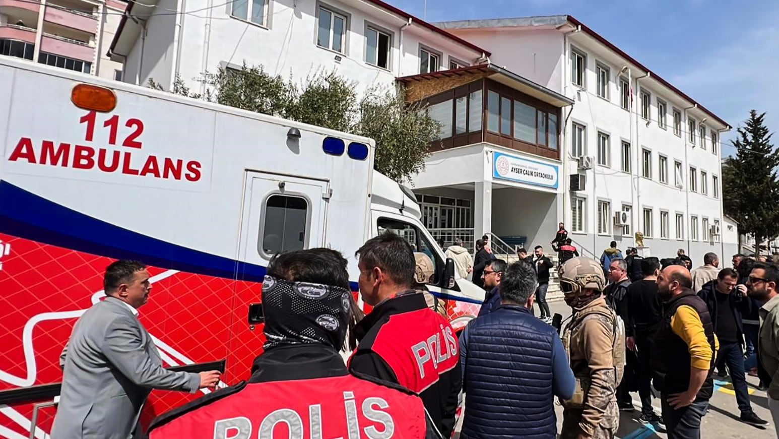 Åtte barn drept i skoleskyting