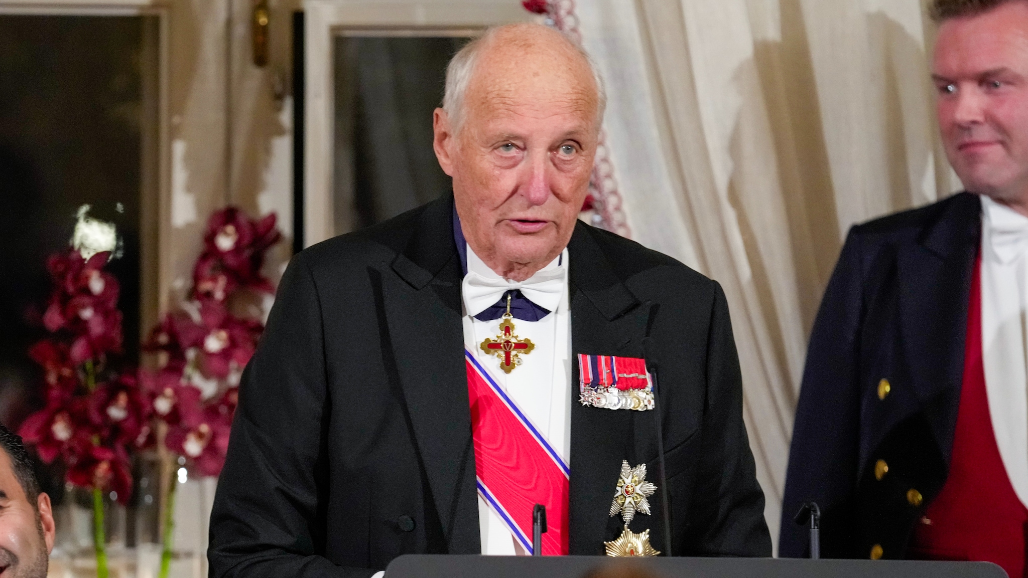 Kong Harald vitset om «Rebel Royals»-film på stortingsmiddag