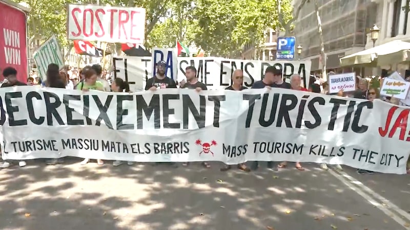 Demonstrerer mot masseturisme