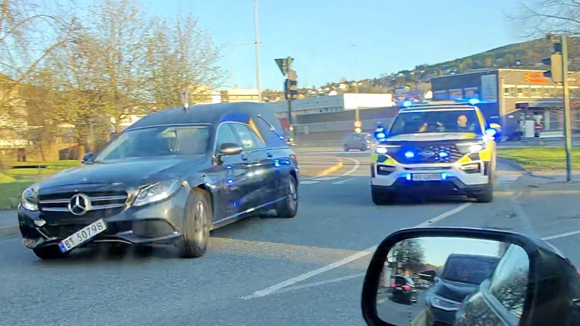 SE: Her rømmer begravelsesbilen