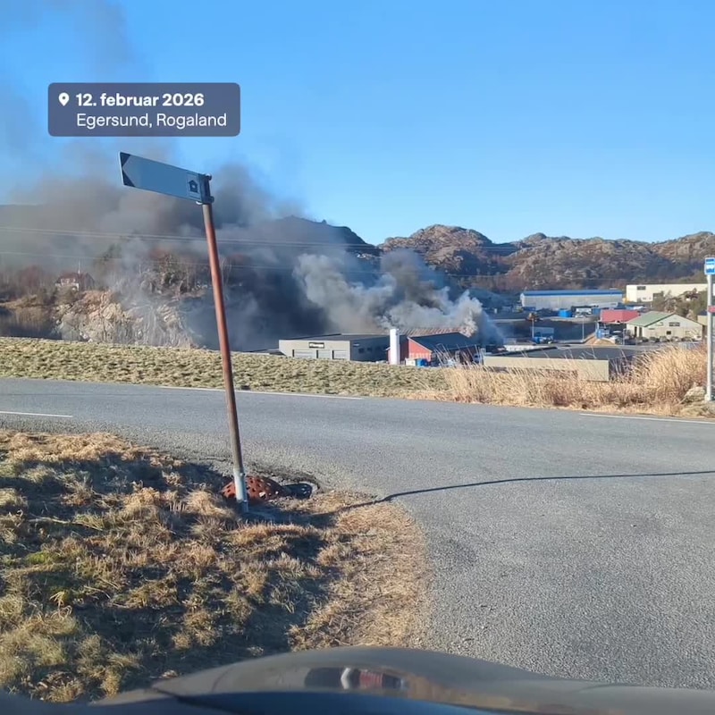 Bygningsbrann i Egersund: Meldt om mindre eksplosjoner