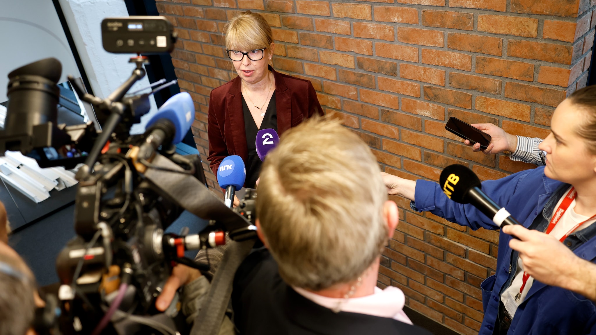 Fellesforbundets kommunikasjonssjef Bettina Thorvik møter pressen