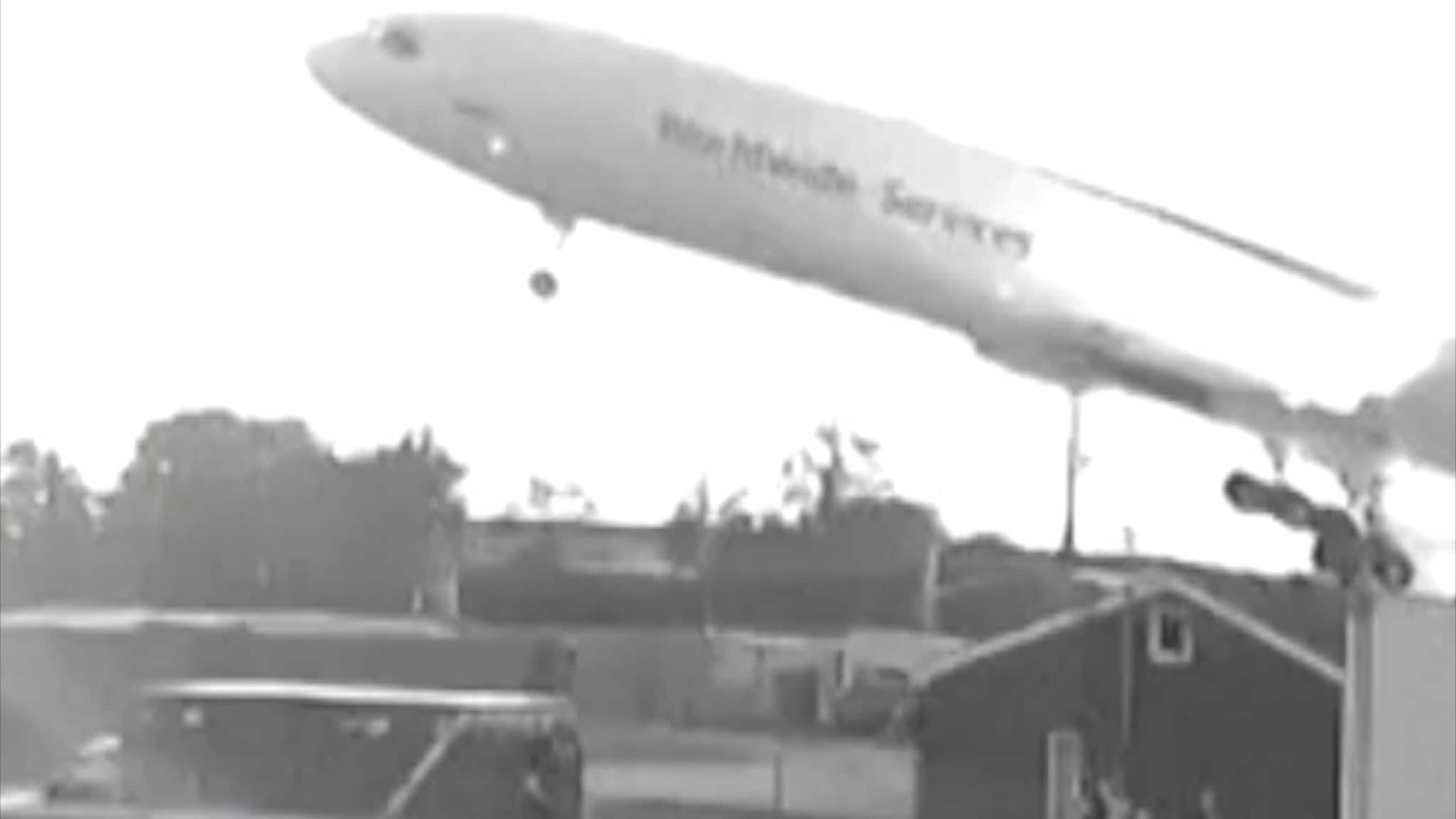 UPS-fraktfly krasjet: Vinge tok fyr og motor falt av