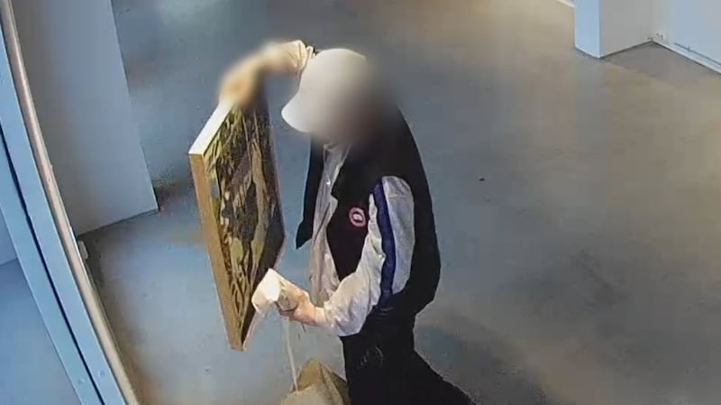 Her går tyven inn og rapper maleriet til 30.000