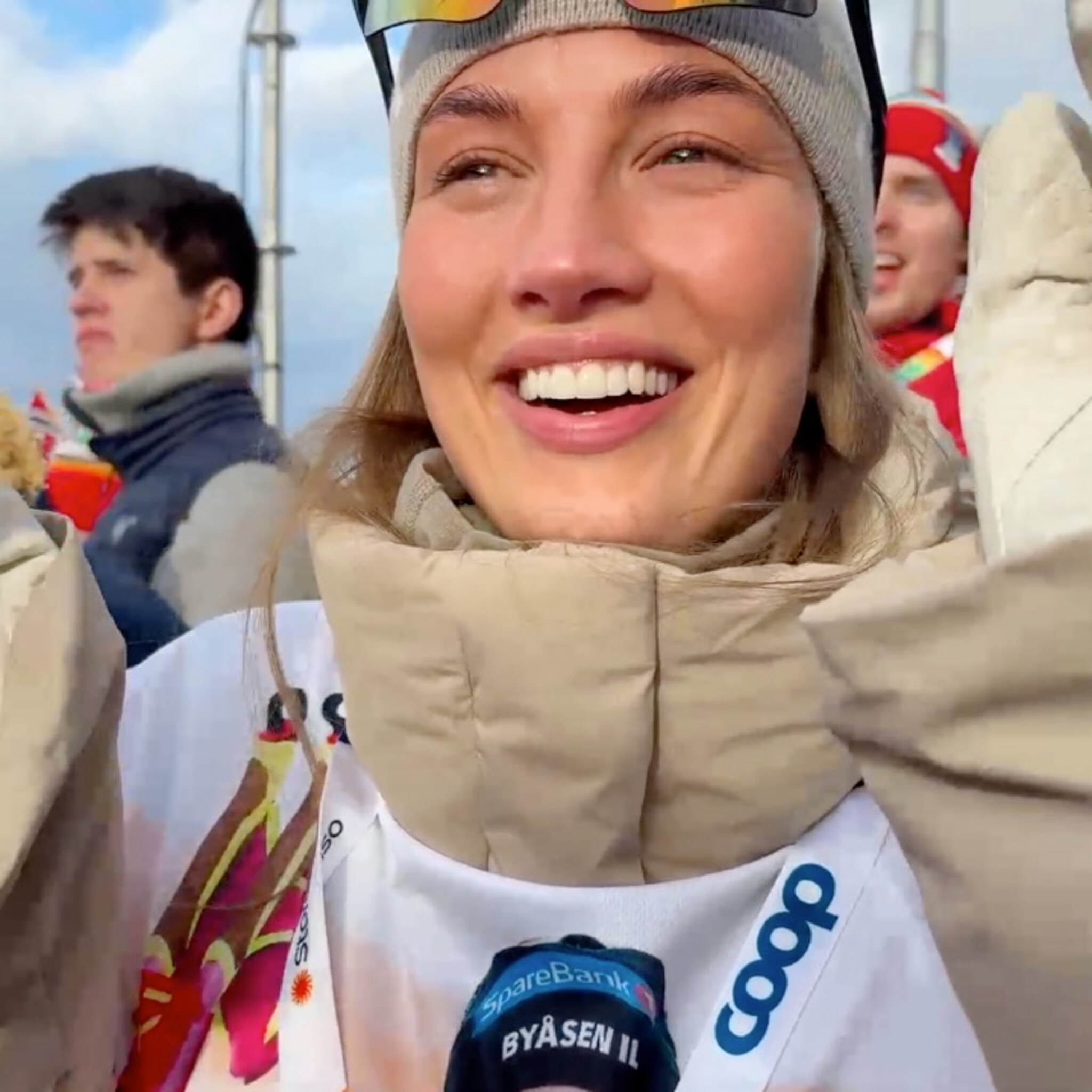 Klæbos kjæreste om gullfeiringen: - 40 jenter på afterski!