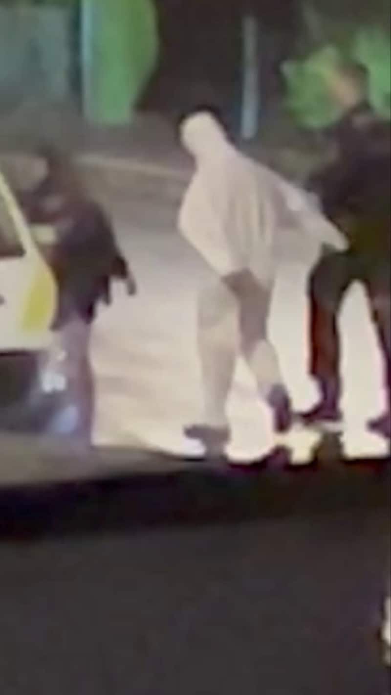 Nabo så unge gutter løpe før skytingen på Høybråten