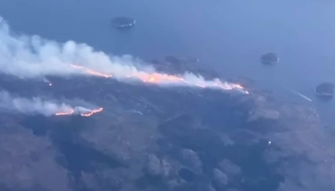 Skogbrann i Fitjar: - På nedsiden av kanten er det hytter