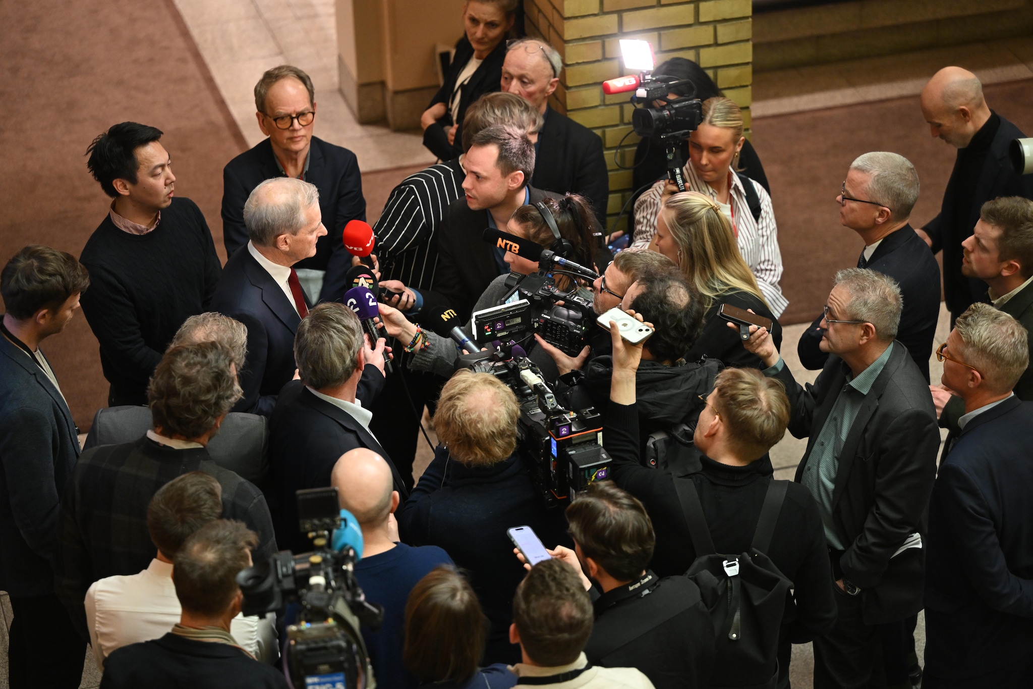 Støre til pressen: – Opplever ikke noe ultimatum fra vedum