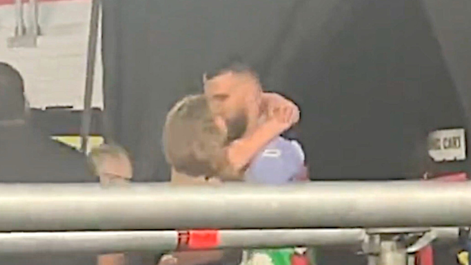 Taylor Swift og Travis Kelce setter fyr på romanseryktene VGTV