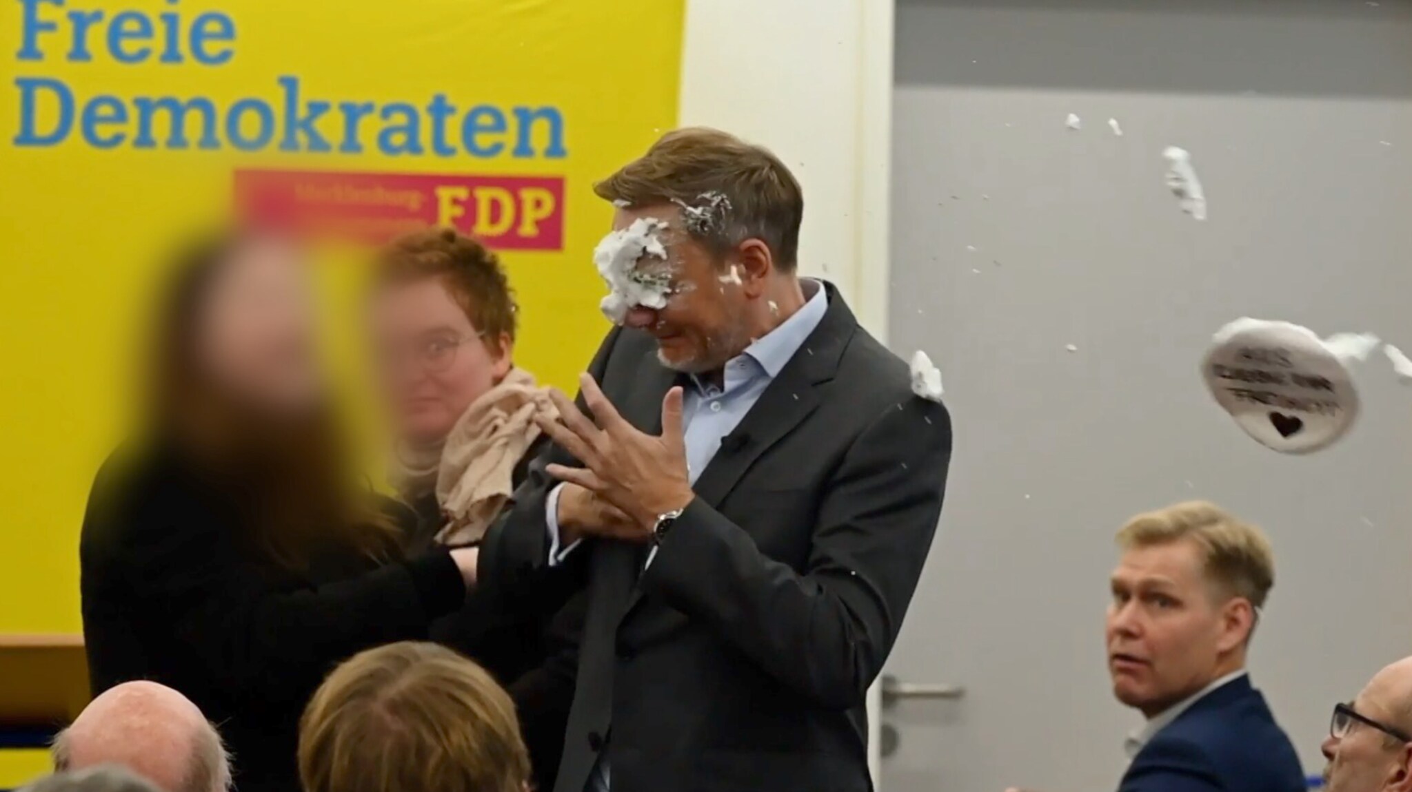 Her angripes han på direkten