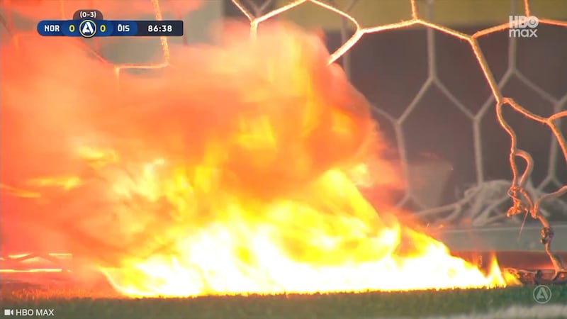 Skandalescener i svensk kvalifiseringskamp – satte fyr på banen